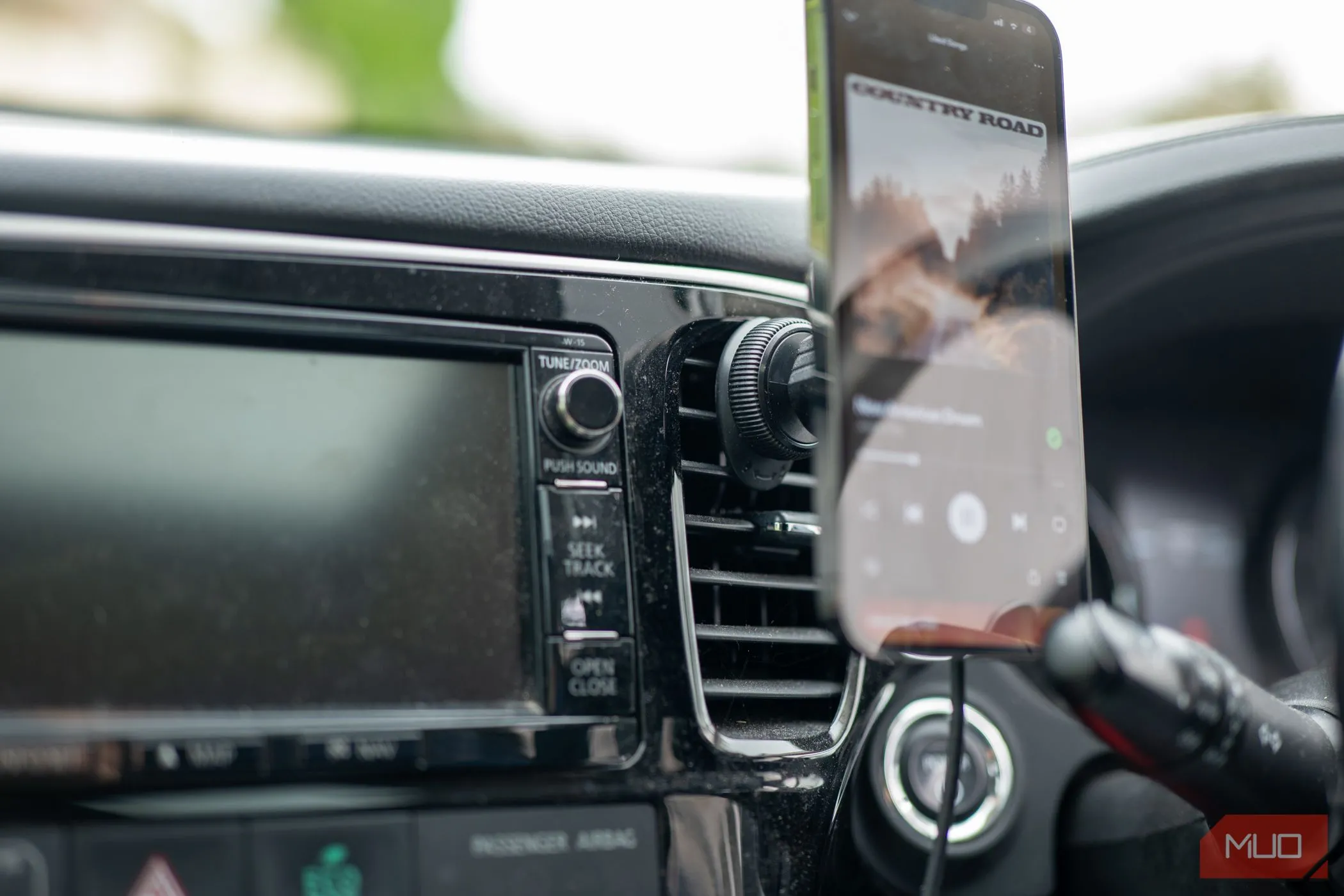 Giá đỡ điện thoại Pitaka Ezmag Car Mount Pro 2 được gắn trong ô tô