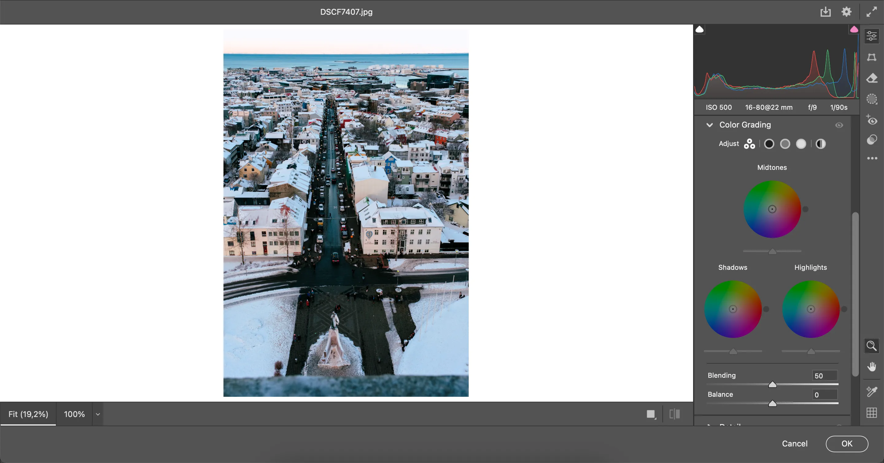Giao diện Adobe Camera Raw với biểu đồ Histogram và các công cụ chỉnh sửa hình ảnh chi tiết