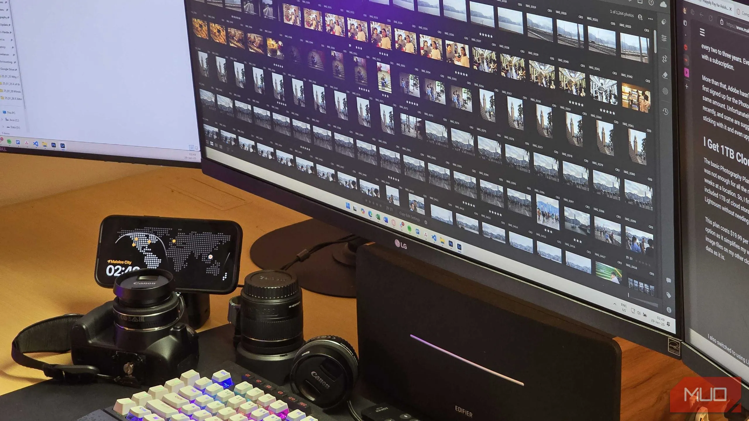 Giao diện Adobe Lightroom hiển thị thư viện ảnh, với máy ảnh và ống kính ở tiền cảnh, minh họa khả năng làm việc với lưu trữ đám mây.