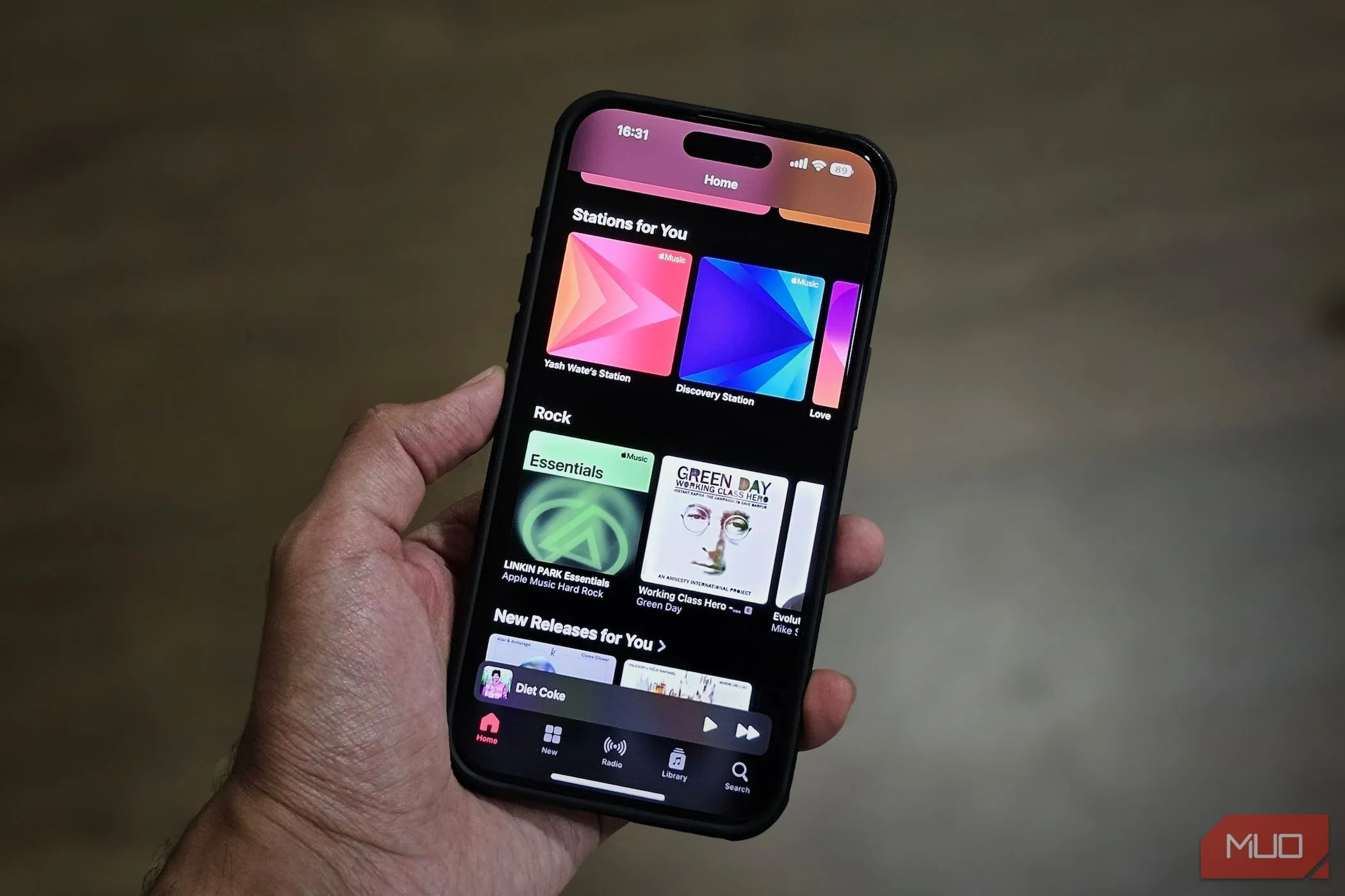 Giao diện Apple Music trên iPhone, thể hiện khả năng kết nối mạng ổn định qua modem 5G mới