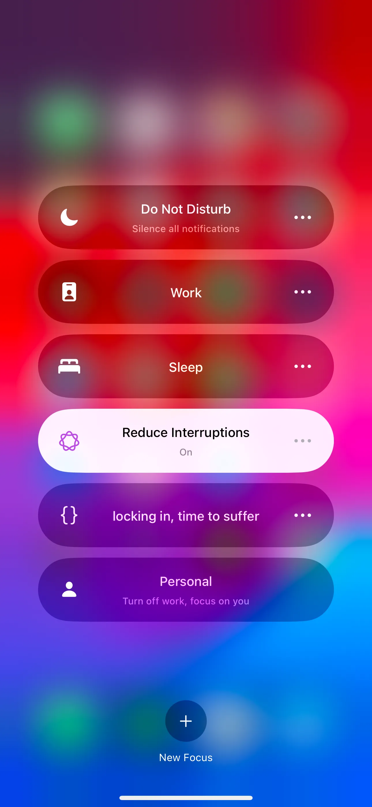 Giao diện các chế độ Tập trung trên iPhone, hiển thị tùy chọn &quot;Giảm Gián Đoạn&quot; (Reduce Interruptions) mới.