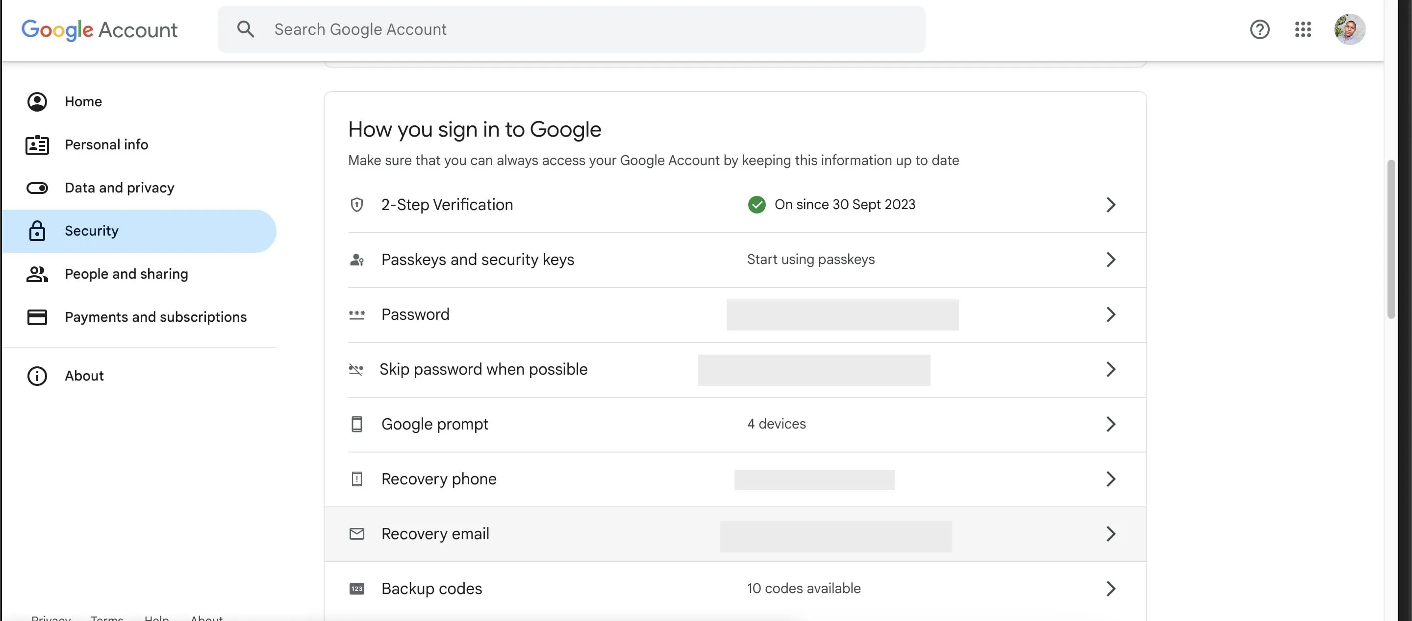 Giao diện cài đặt bảo mật tài khoản Google, nơi quản lý email và số điện thoại khôi phục