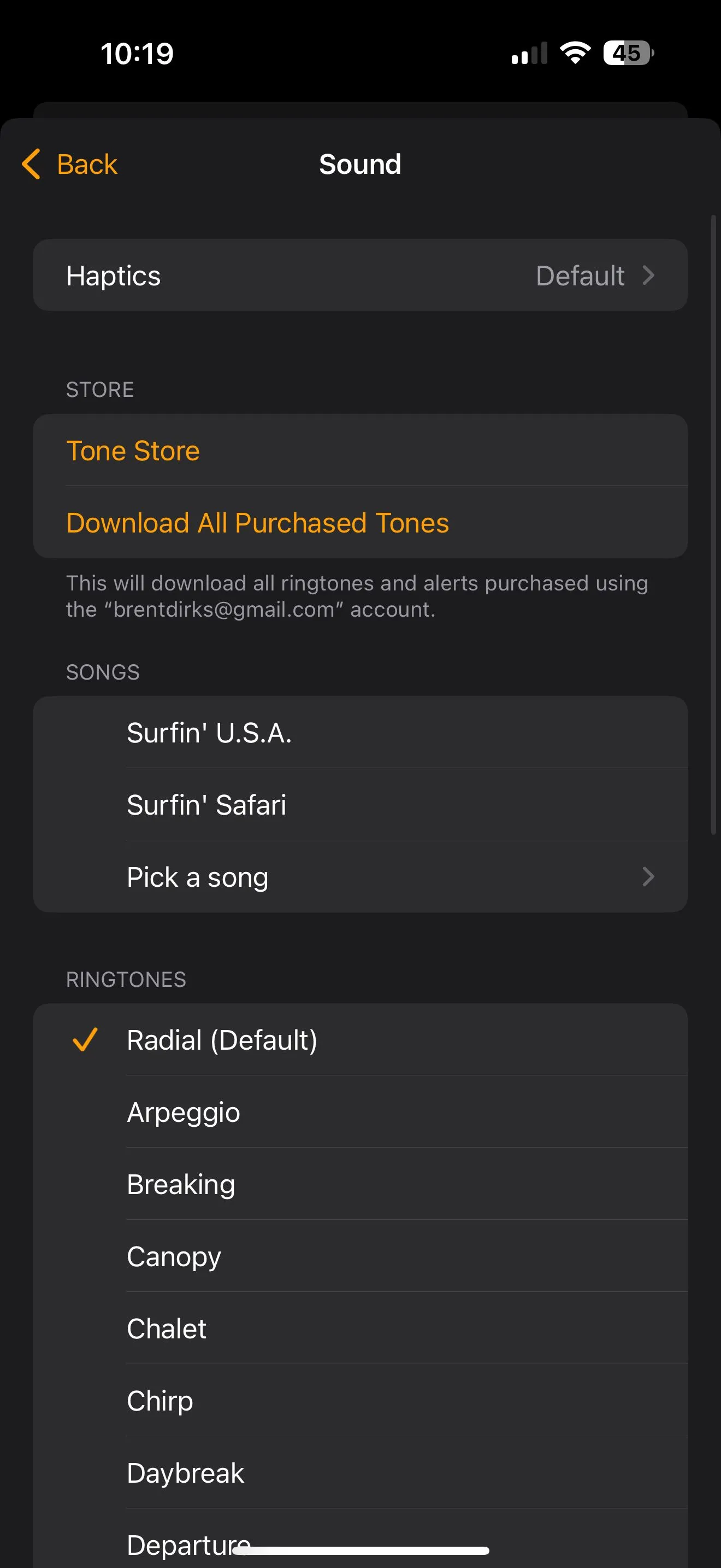 Giao diện cài đặt báo thức trên iPhone với tùy chọn chọn bài hát từ Apple Music làm âm thanh báo thức.
