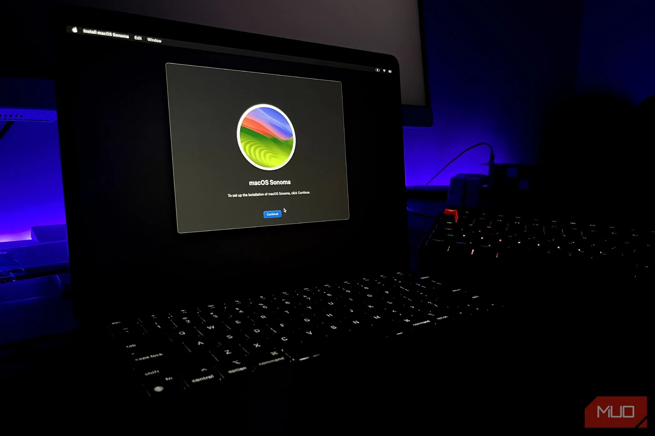 Giao diện cài đặt macOS Sonoma trên MacBook Air, minh họa quy trình cập nhật ổn định của hệ điều hành Apple