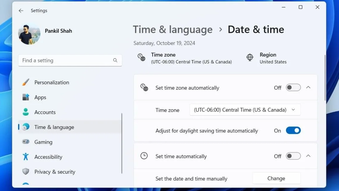Giao diện cài đặt Ngày và Giờ trong Windows 11, hiển thị tùy chọn điều chỉnh giờ mùa hè tự động.