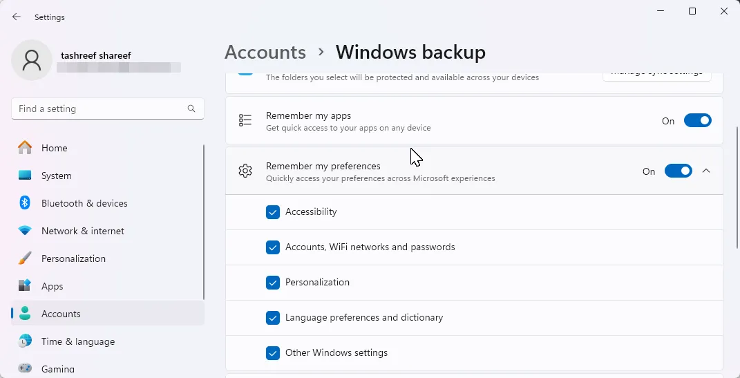 Giao diện cài đặt sao lưu Windows 11, hiển thị các tùy chọn đồng bộ dữ liệu và cài đặt thông qua tài khoản Microsoft.