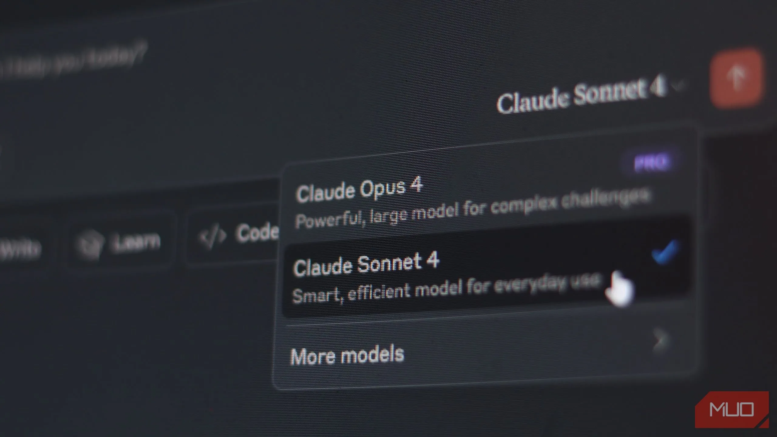 Giao diện chat bot của AI Claude, hiển thị hai mô hình Claude Sonnet 4 và Claude Opus 4 đang tương tác với người dùng.