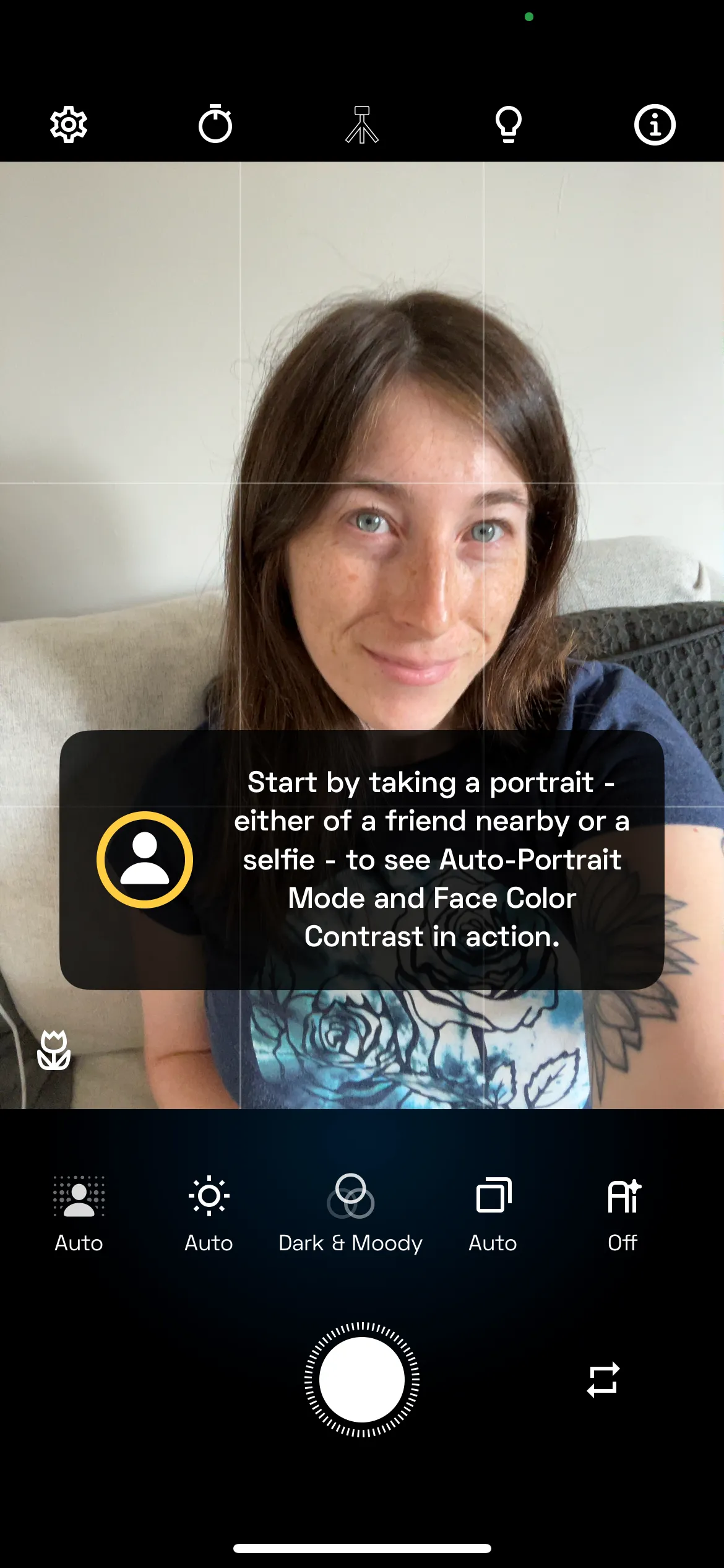 Giao diện chế độ chụp selfie của NeuralCam, với các tùy chọn hẹn giờ và cài đặt trước.
