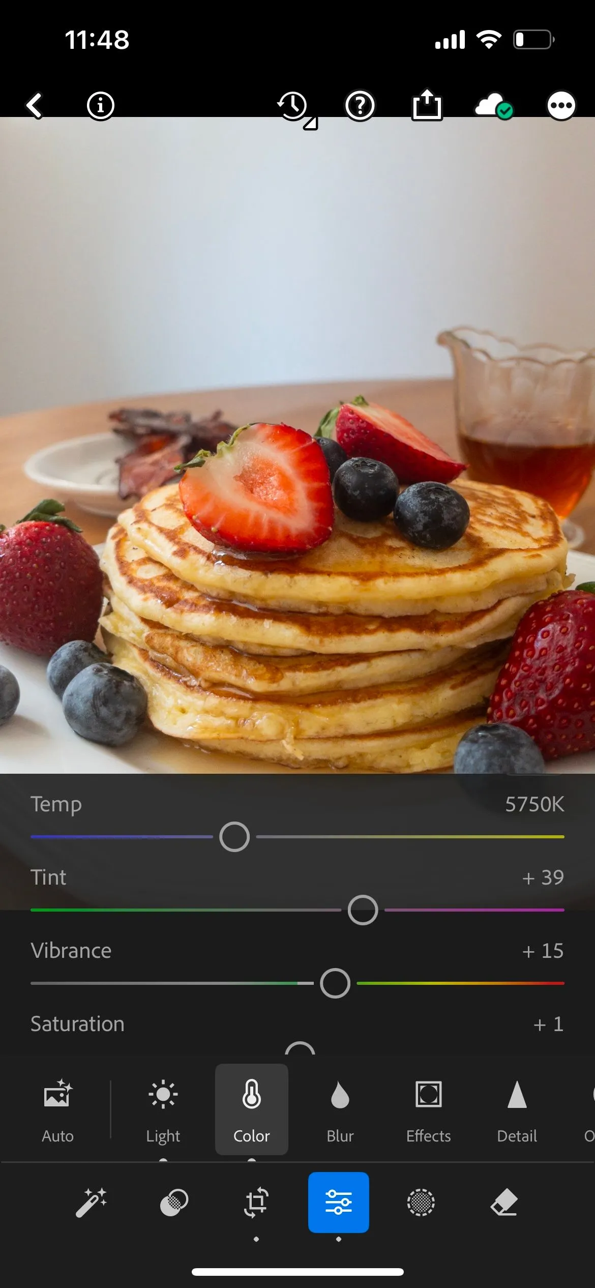 Giao diện chỉnh sửa màu sắc trong ứng dụng Lightroom Mobile cho ảnh món ăn
