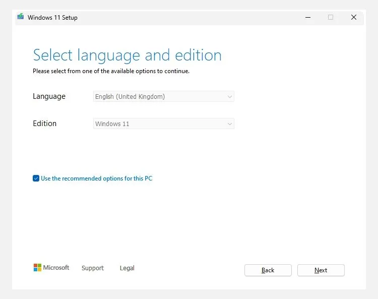 Giao diện công cụ tạo cài đặt Windows 11 Media Creation Tool hiển thị tùy chọn ngôn ngữ và phiên bản hệ điều hành.