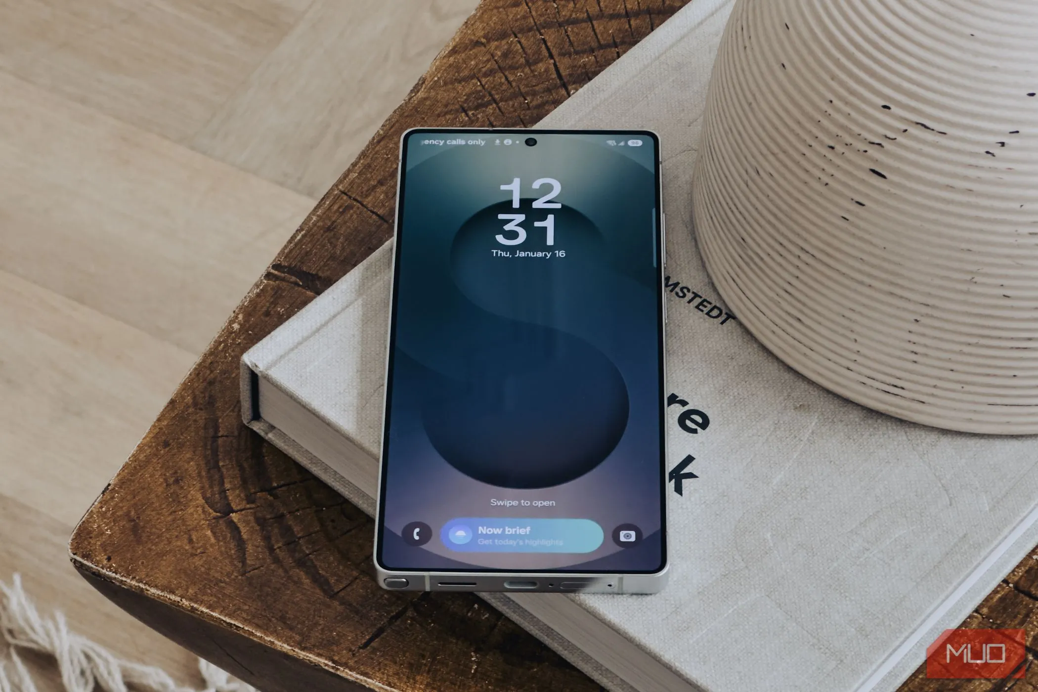 Giao diện Daily Brief của Galaxy AI trên màn hình khóa Samsung Galaxy S25 Ultra, mang đến trải nghiệm cá nhân hóa