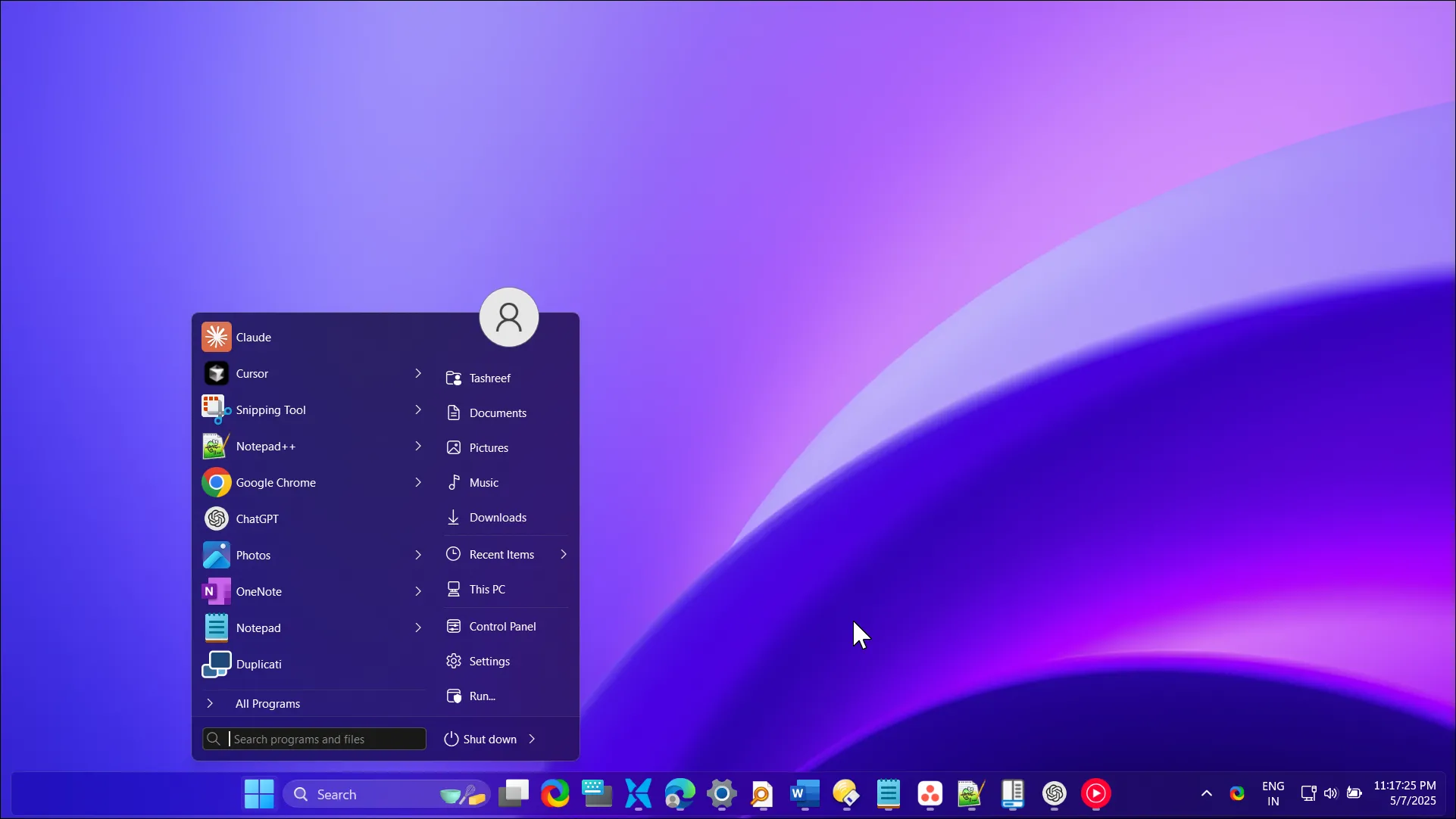 Giao diện desktop Windows 11 đã được tùy biến với Windows 25 mod, thể hiện các hiệu ứng trong suốt và thiết kế hiện đại