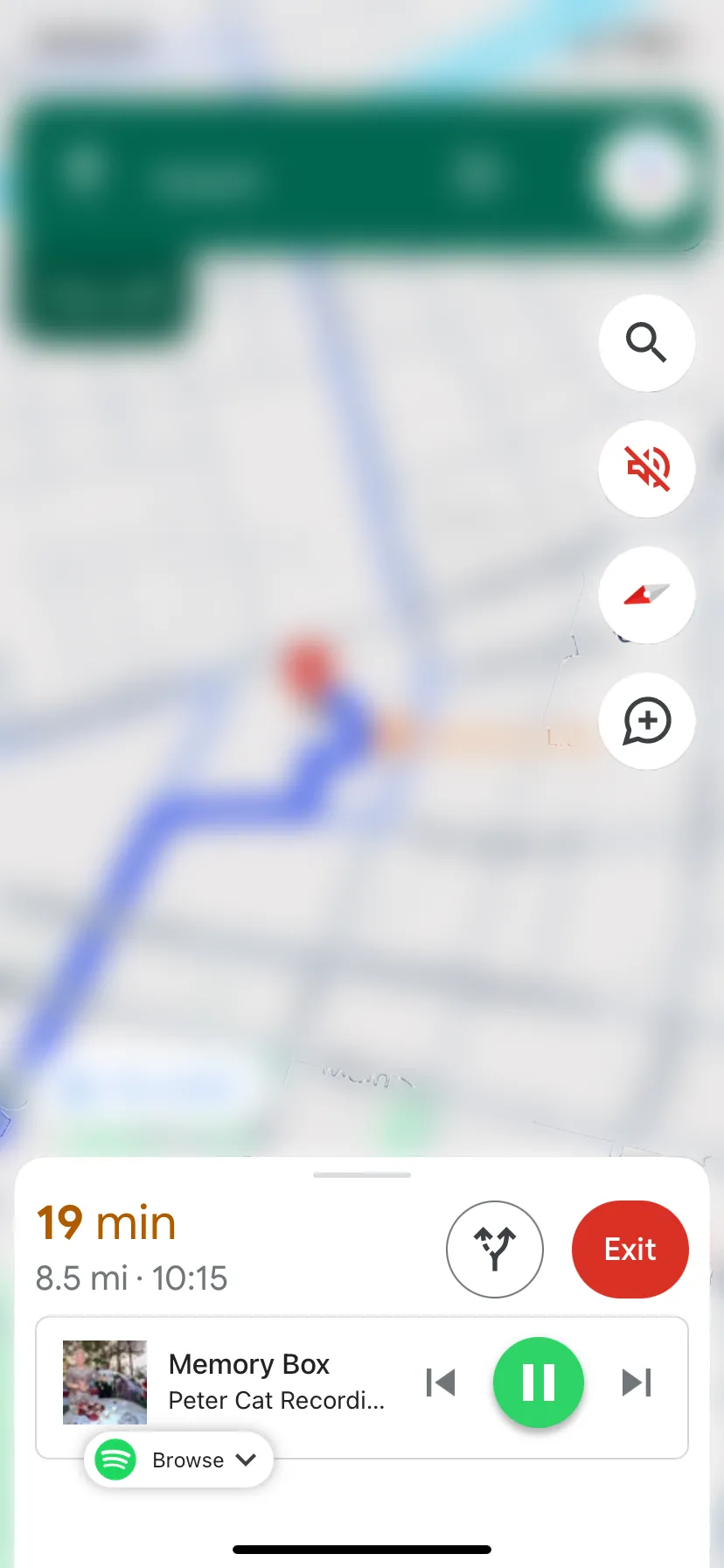 Giao diện điều hướng Google Maps trên iOS hiển thị điều khiển phát lại Spotify ở cuối màn hình.