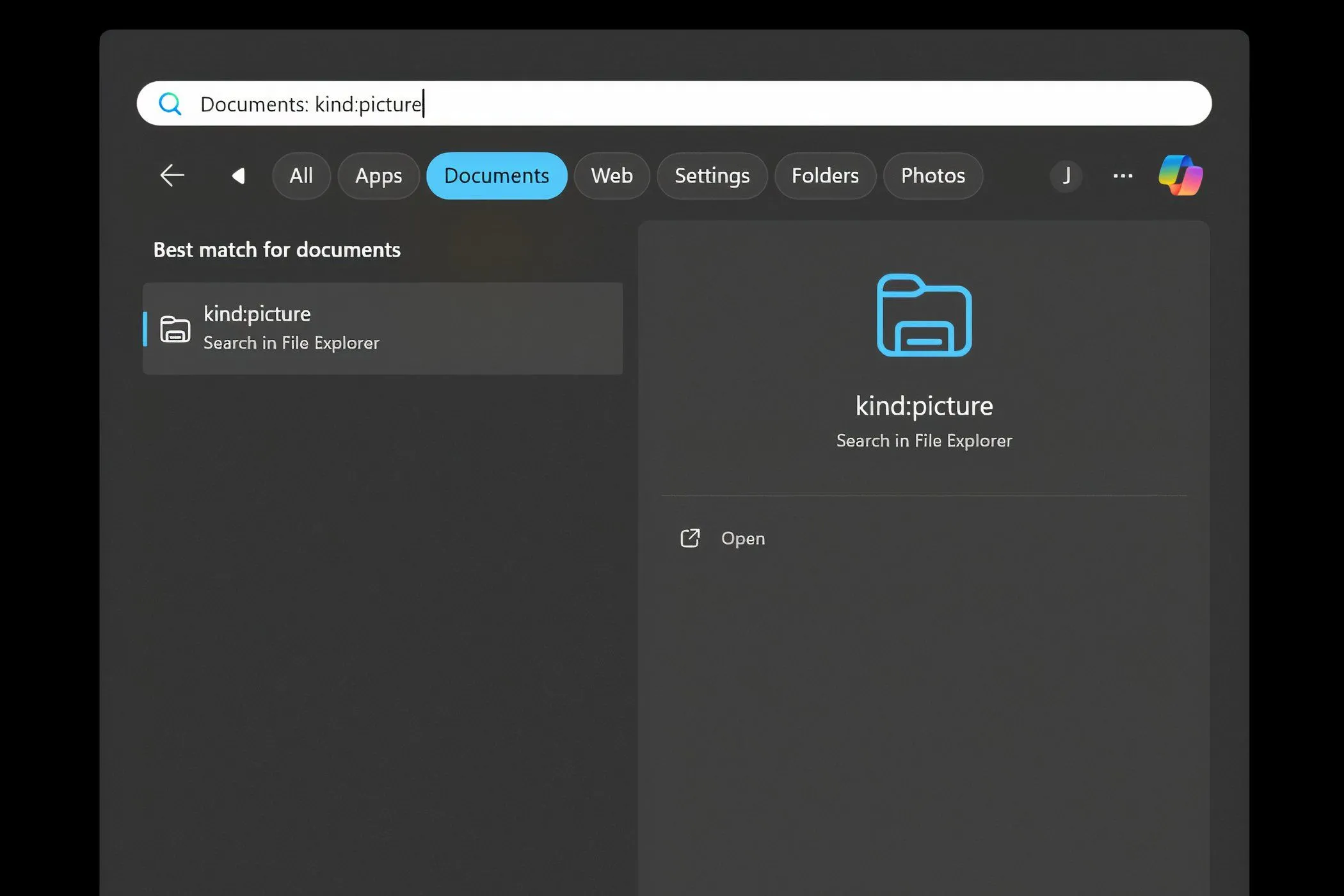 Giao diện File Explorer minh họa cách áp dụng bộ lọc &quot;Loại tệp&quot; với cú pháp &quot;kind:picture&quot; để tìm kiếm nhanh các hình ảnh trên Windows.