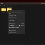 Giao diện File Explorer với menu chuột phải đang mở của thư mục Screenshots và con trỏ chuột chọn Properties