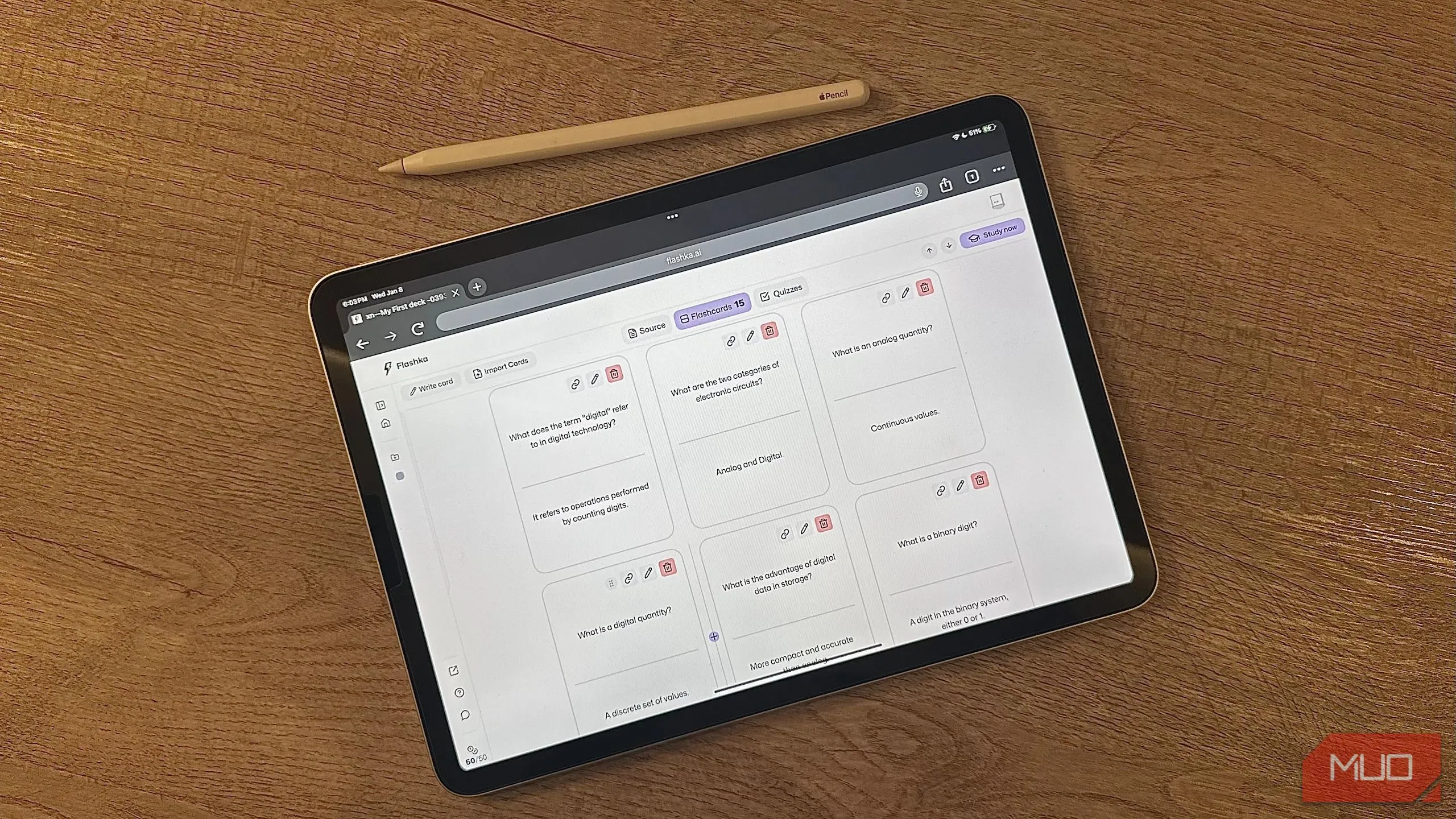 Giao diện FlashKa trên iPad cùng bút Apple Pencil, minh họa cho khả năng vẽ và ghi chú