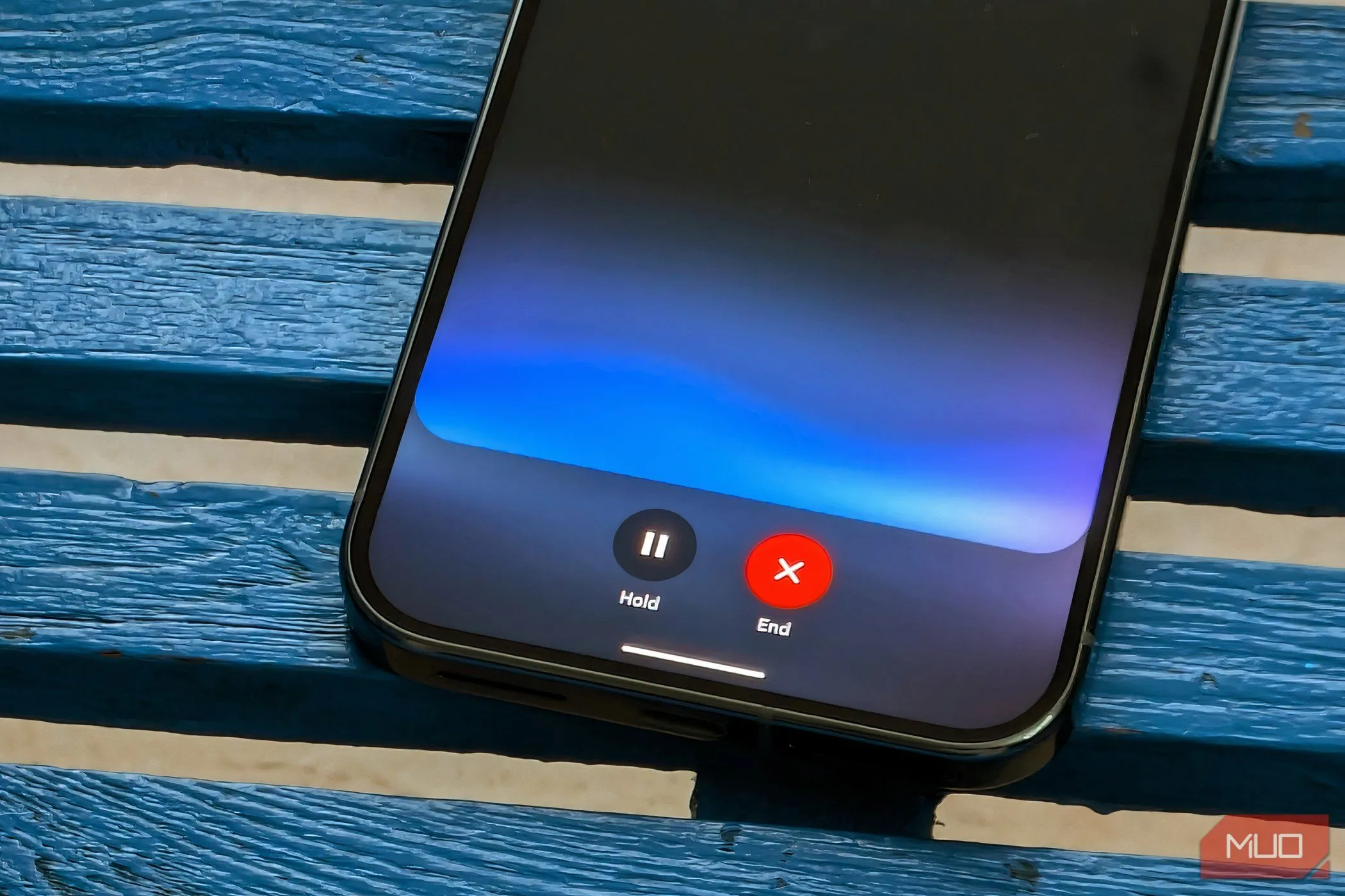 Giao diện Gemini Live trên màn hình điện thoại, minh họa việc sử dụng iPhone cũ làm thiết bị trợ lý AI chuyên dụng.