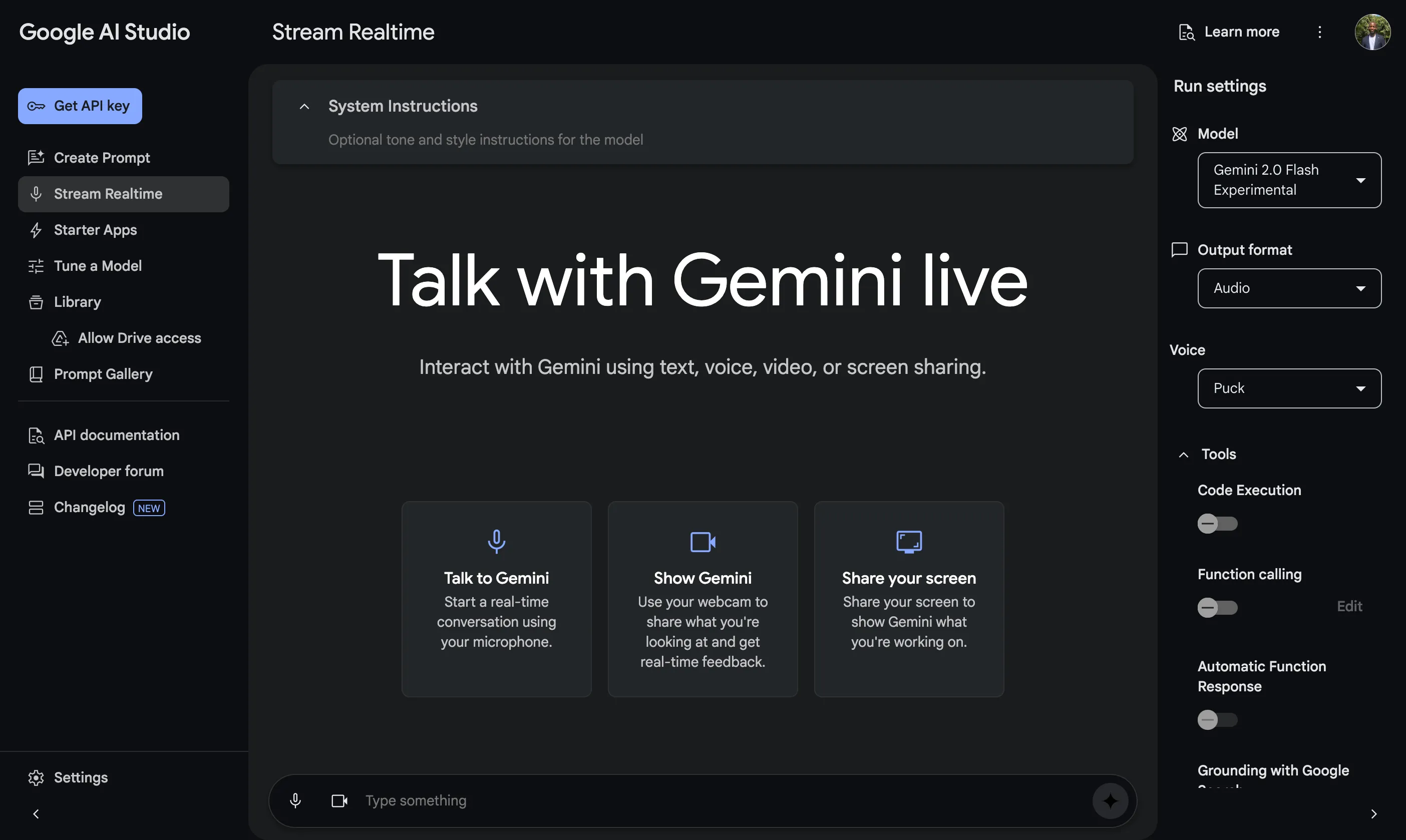 Giao diện Google AI Studio với tab Stream Realtime được chọn, làm nổi bật tính năng tương tác trực tiếp của công cụ AI