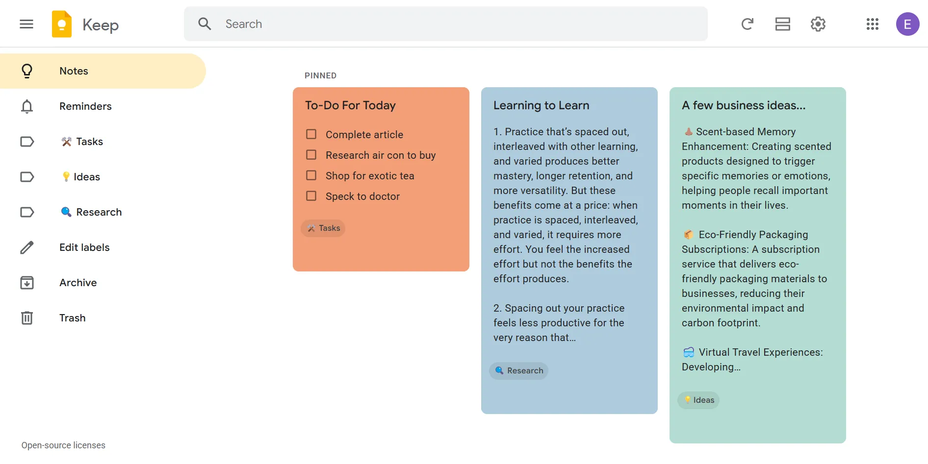 Giao diện Google Keep với các ghi chú được gán nhãn Idea, Research, Task và mã màu sắc theo độ ưu tiên