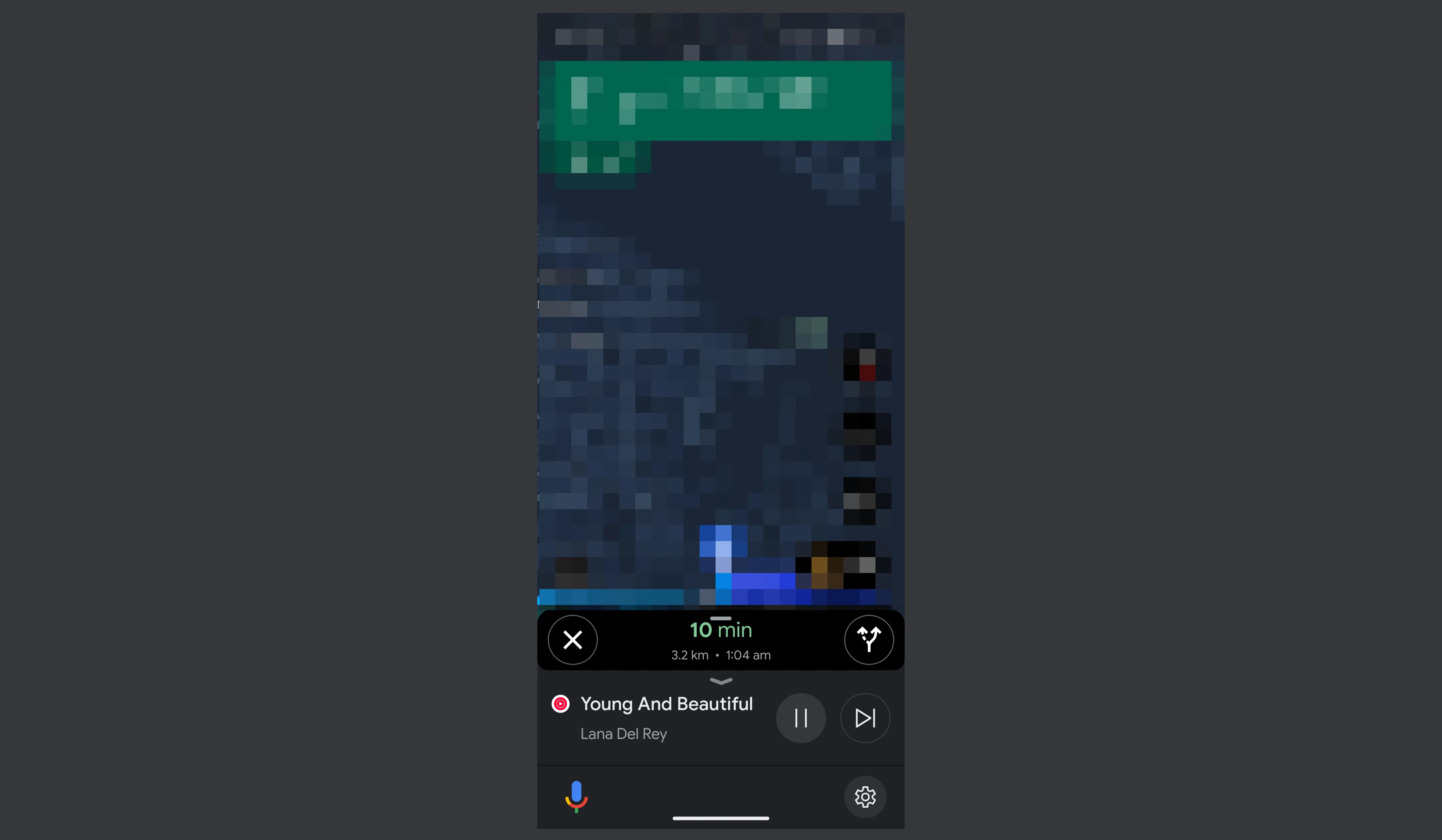Giao diện Google Maps trên điện thoại Android với trình phát YouTube Music được tích hợp ở phía dưới màn hình.