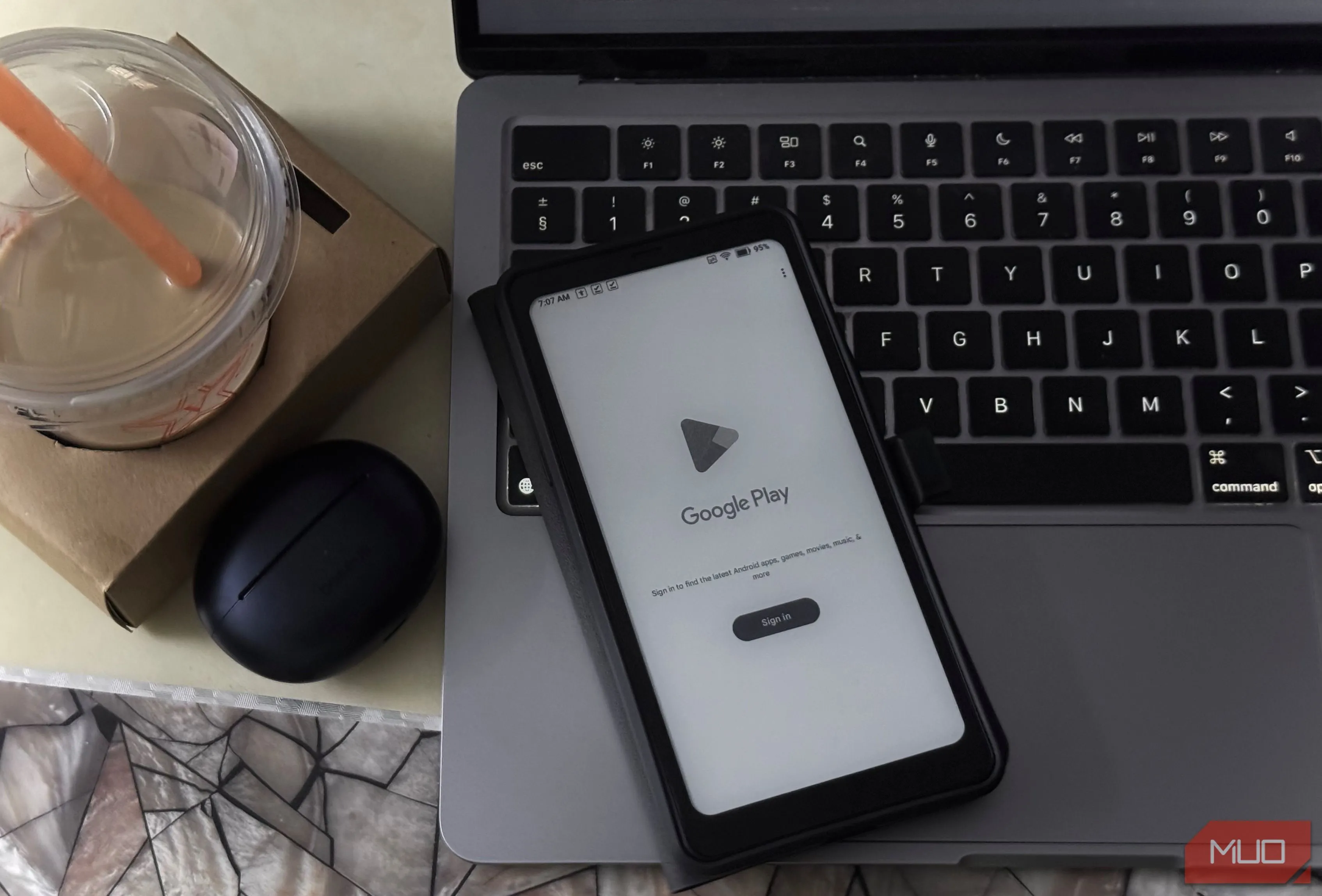Giao diện Google Play Store đang mở trên máy đọc sách Boox Palma 2, cho thấy khả năng cài đặt ứng dụng Android.