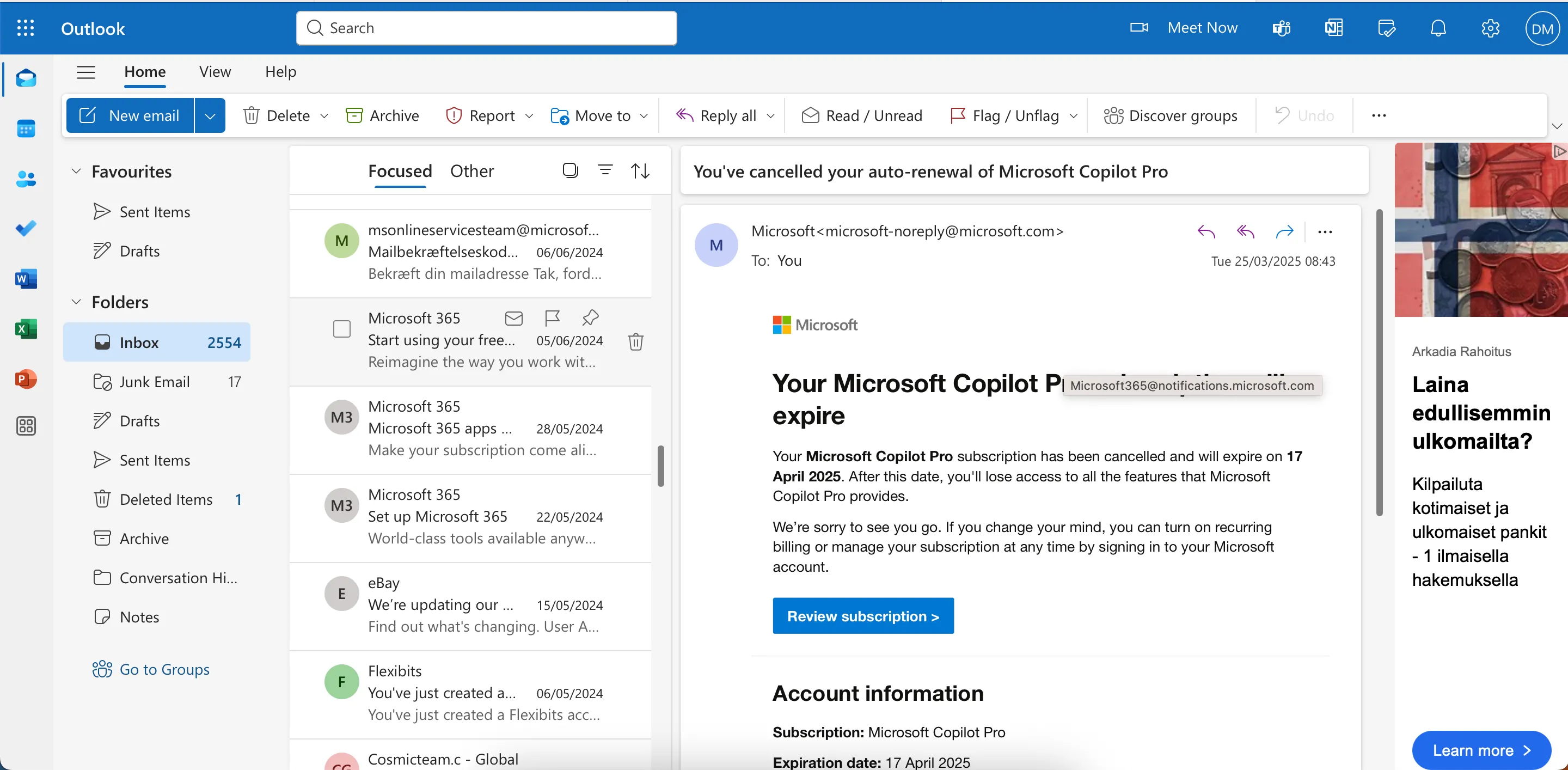 Giao diện hộp thư đến của Outlook với bố cục nhiều nút và menu phụ gây cảm giác rườm rà.