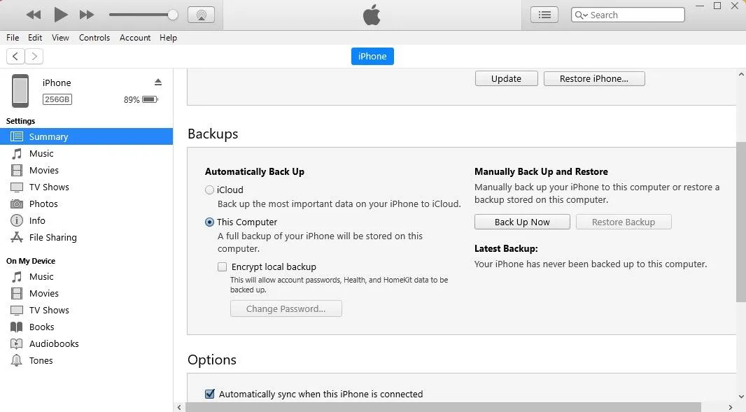 Giao diện iTunes/Finder trên máy tính hiển thị tùy chọn khôi phục iPhone từ bản sao lưu đã có.