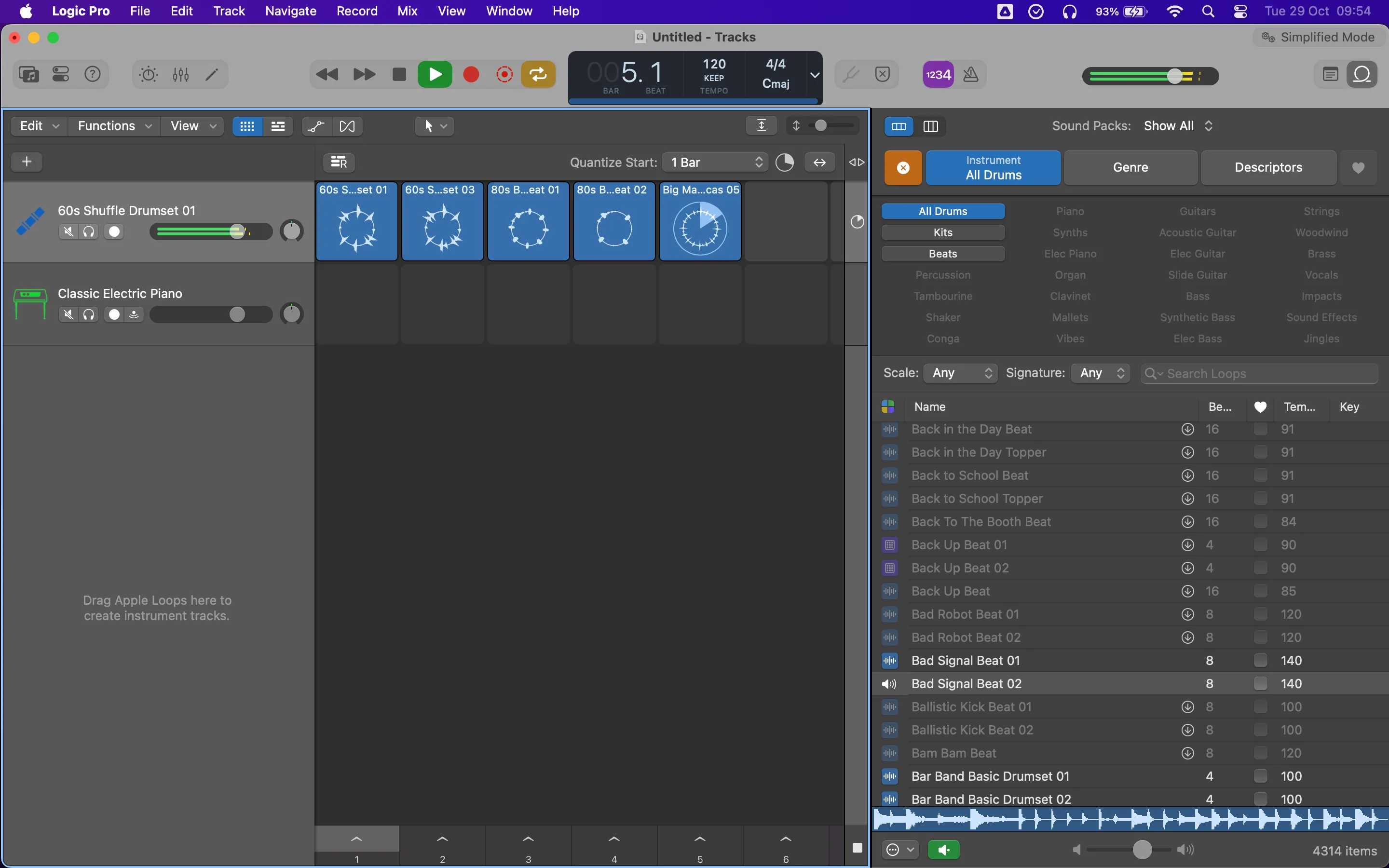 Giao diện làm việc của Logic Pro trên máy Mac, cho thấy quy trình sản xuất âm nhạc và các công cụ thu âm, chỉnh sửa.