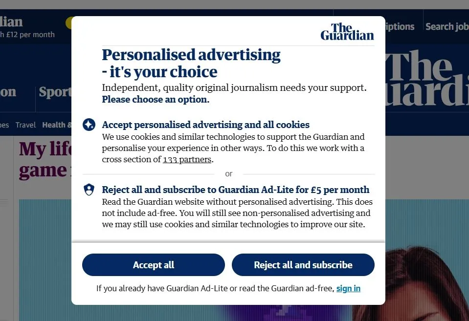 Giao diện lựa chọn gói đăng ký ít quảng cáo và không quảng cáo hoàn toàn trên The Guardian, minh họa sự khác biệt về trải nghiệm người dùng.
