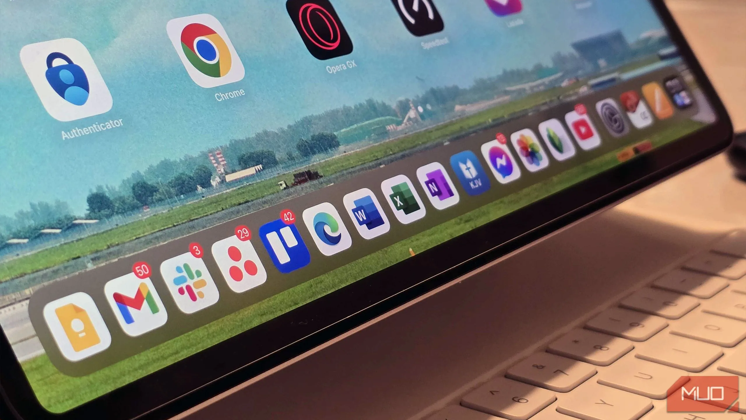 Giao diện màn hình chính iPad Air hiển thị các ứng dụng phổ biến như Microsoft 365, Google Drive, Asana, chứng minh kho ứng dụng đa dạng