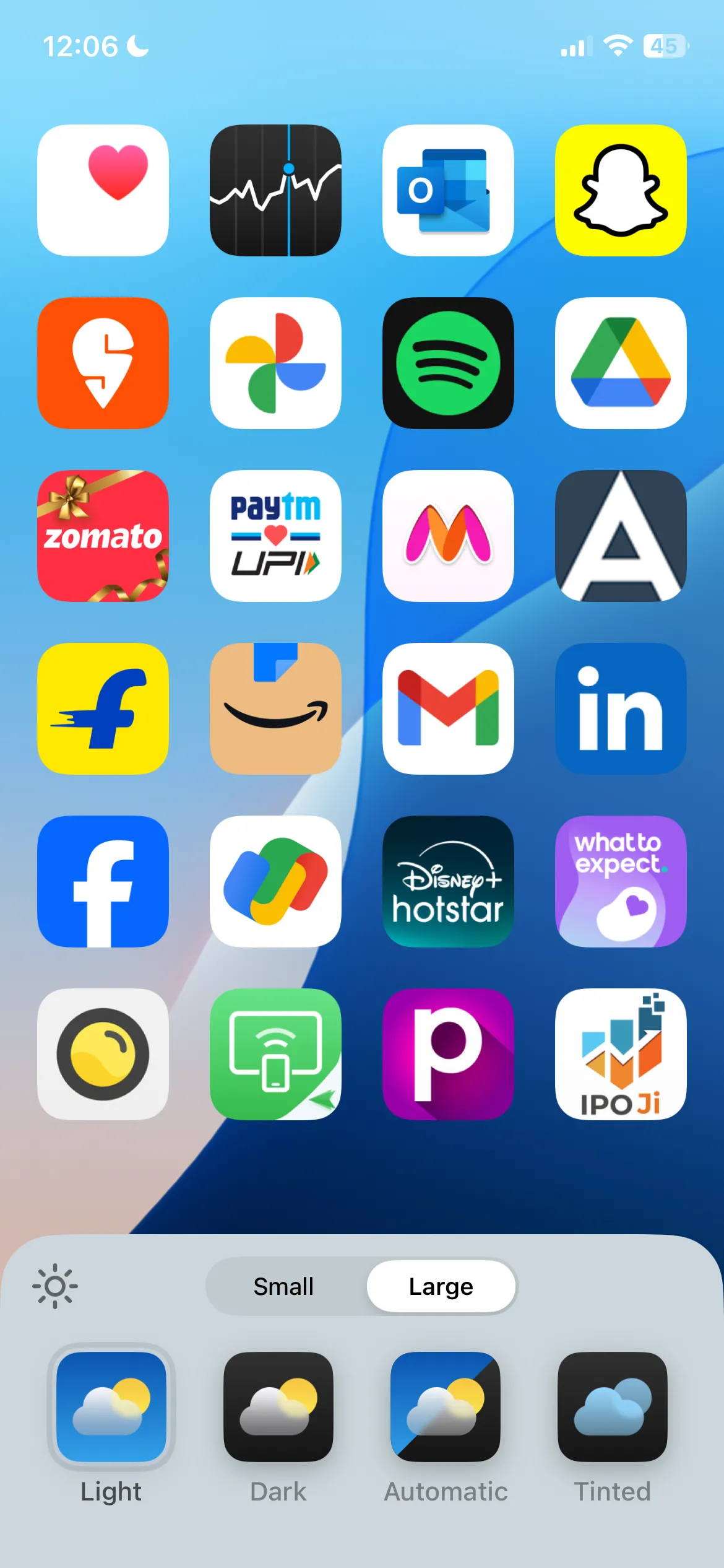 Giao diện màn hình chính iPhone với biểu tượng ứng dụng lớn và nhãn tên đã được ẩn.