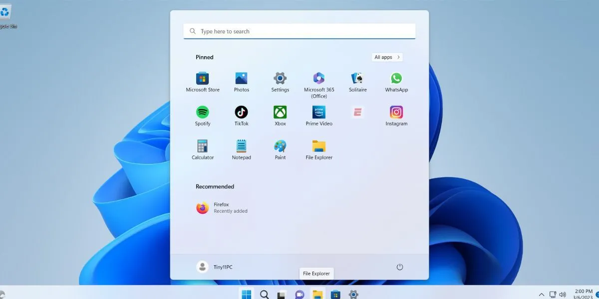 Giao diện màn hình máy tính hiển thị hệ điều hành Tiny11, một phiên bản Windows 11 tối ưu dành cho cấu hình yếu.