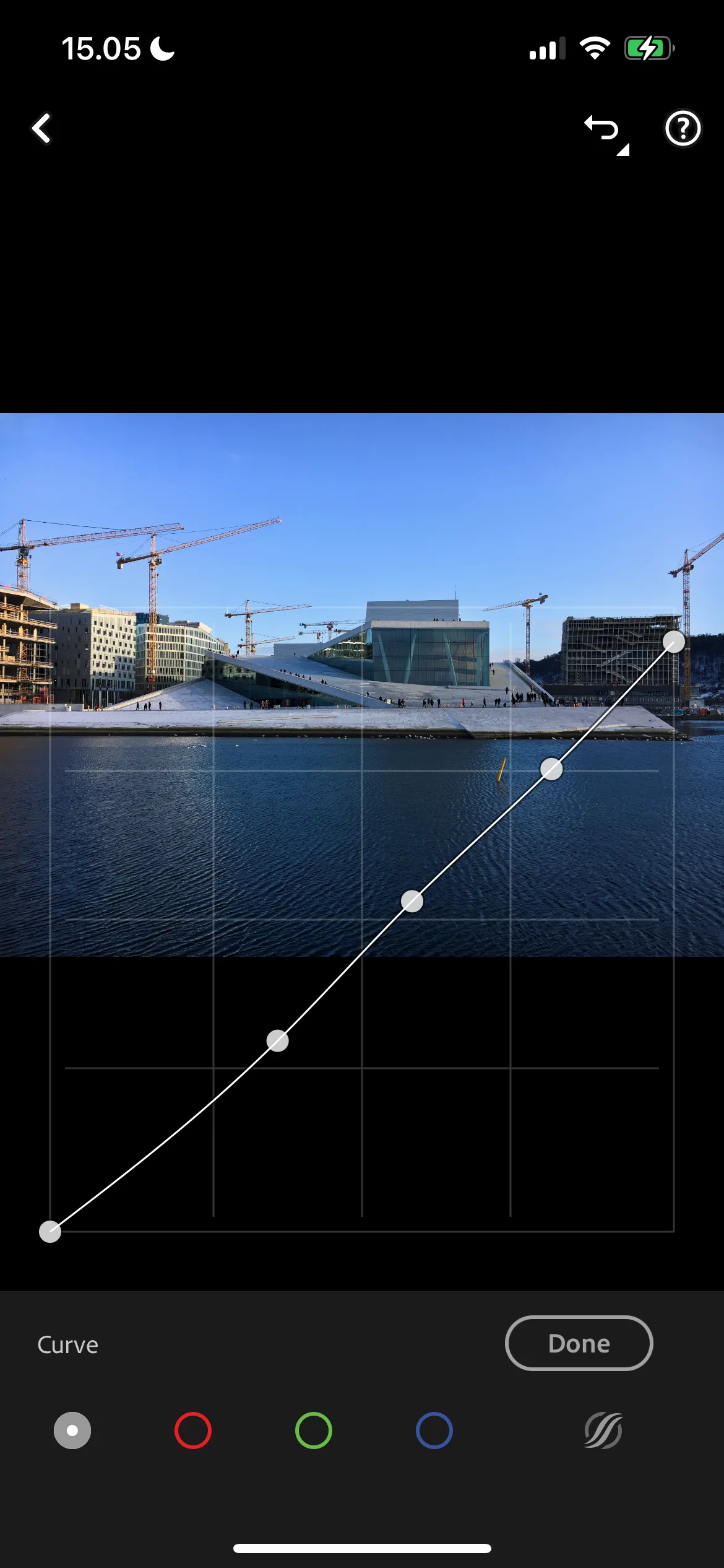 Giao diện phần mềm chỉnh sửa ảnh Lightroom với biểu đồ Tone Curves, minh họa các công cụ hậu kỳ có thể điều chỉnh độ sáng và độ tương phản của bức ảnh.