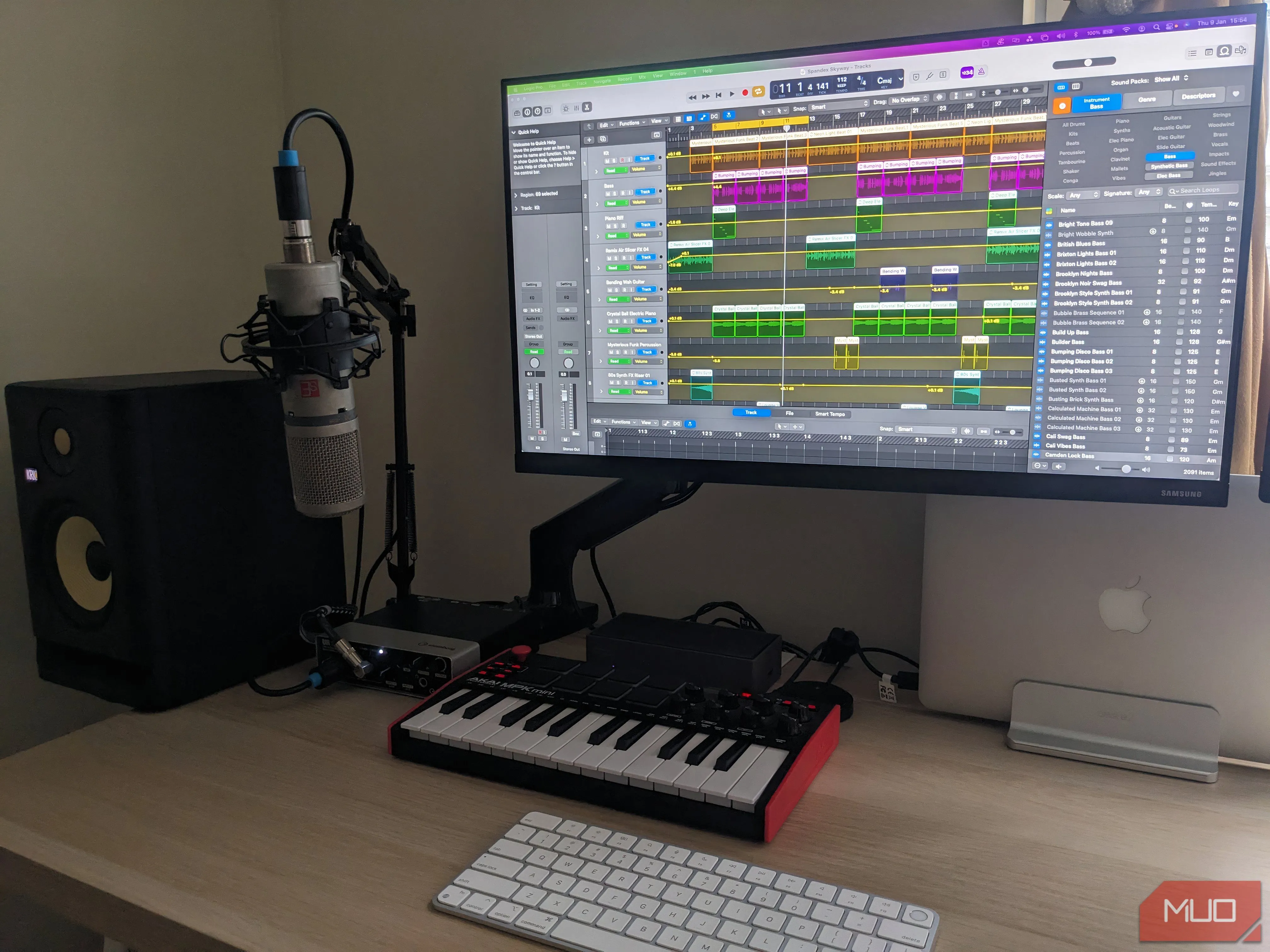 Giao diện phần mềm Logic Pro trên máy trạm âm thanh kỹ thuật số (DAW), biểu thị quá trình sản xuất âm nhạc thủ công.