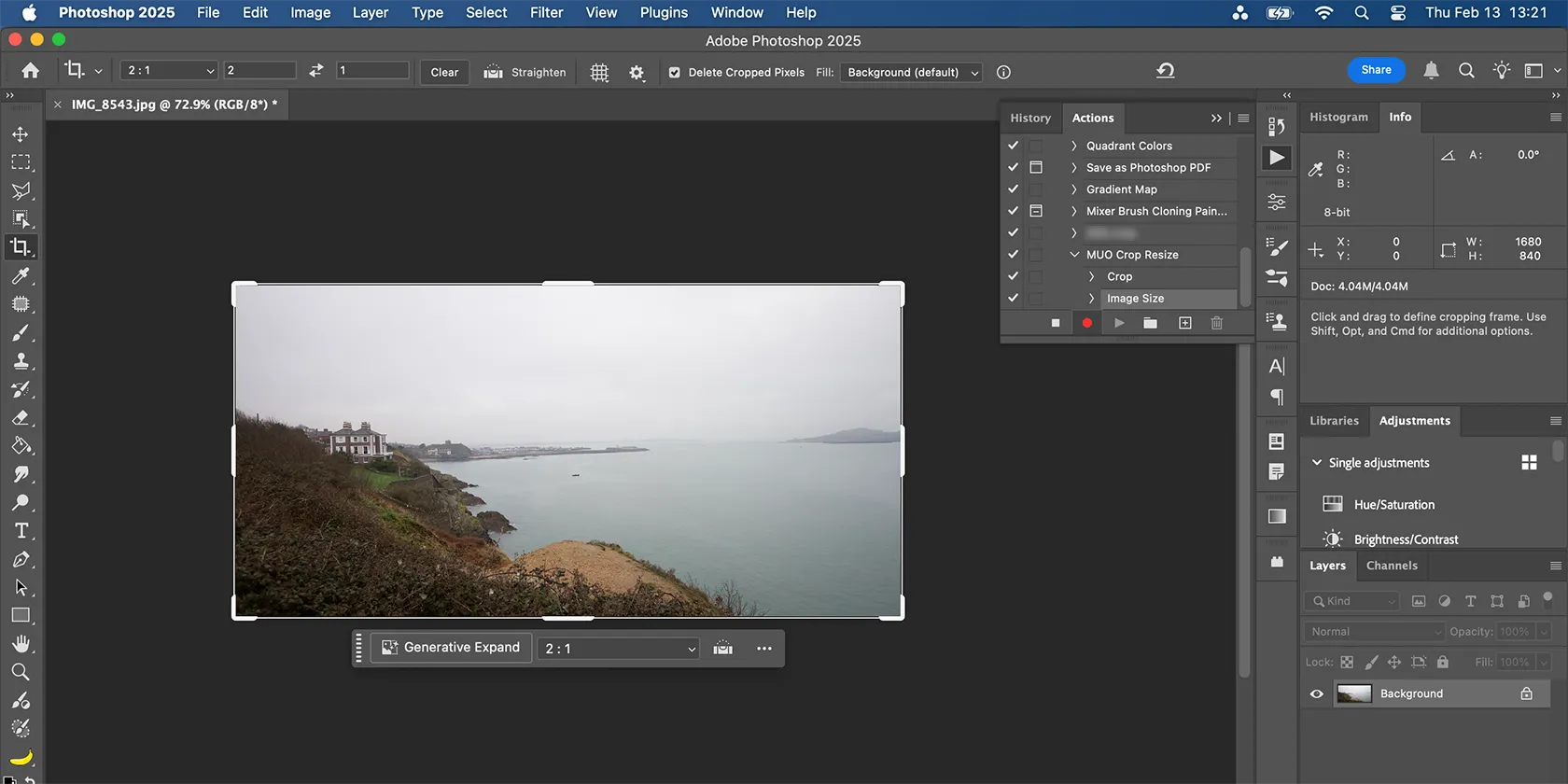Giao diện Photoshop hiển thị trạng thái đang ghi một Action mới