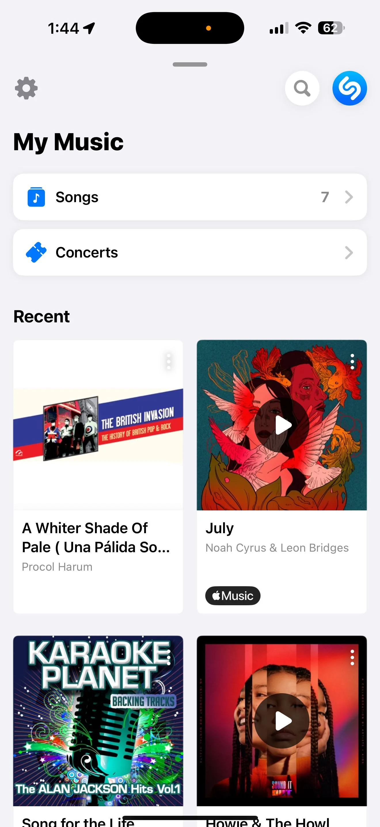 Giao diện playlist My Shazam Tracks trong ứng dụng Shazam trên iPhone