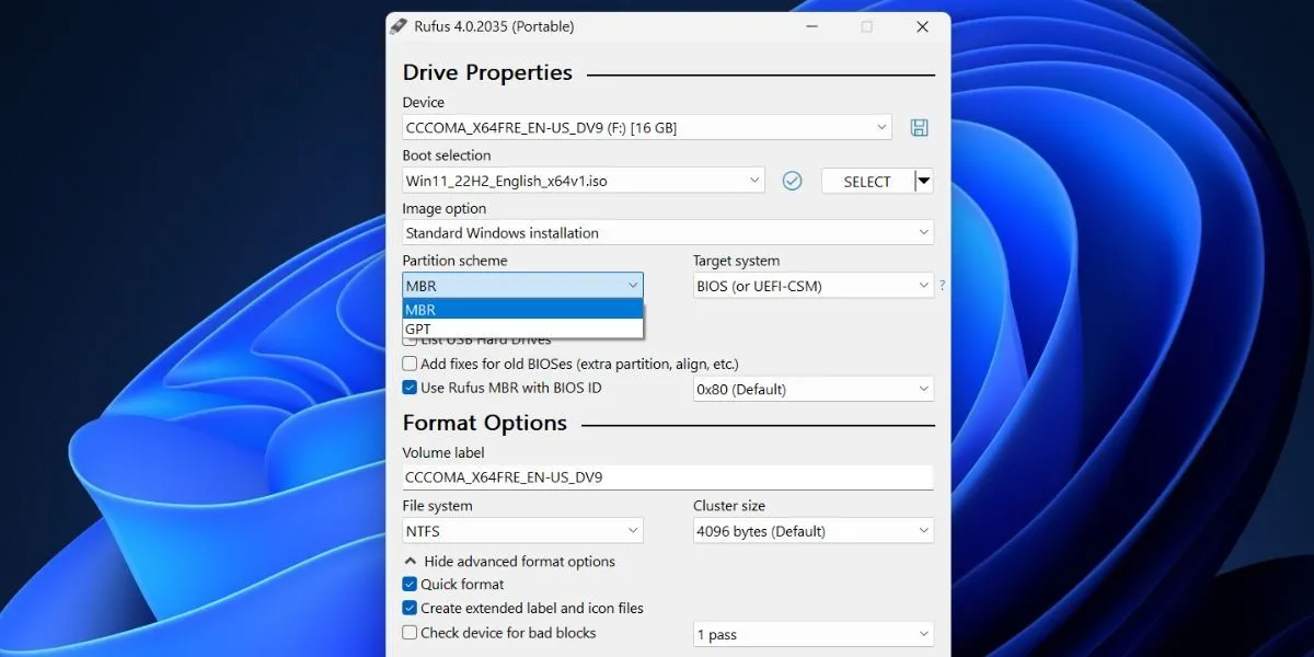 Giao diện Rufus đang thiết lập tạo USB cài đặt Windows 11 với các tùy chọn Boot selection, Partition scheme.