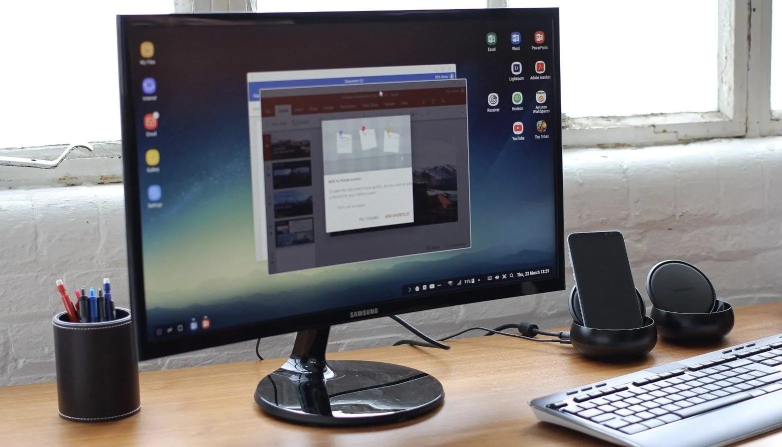 Giao diện Samsung DeX trên màn hình với bàn phím và hệ thống âm thanh