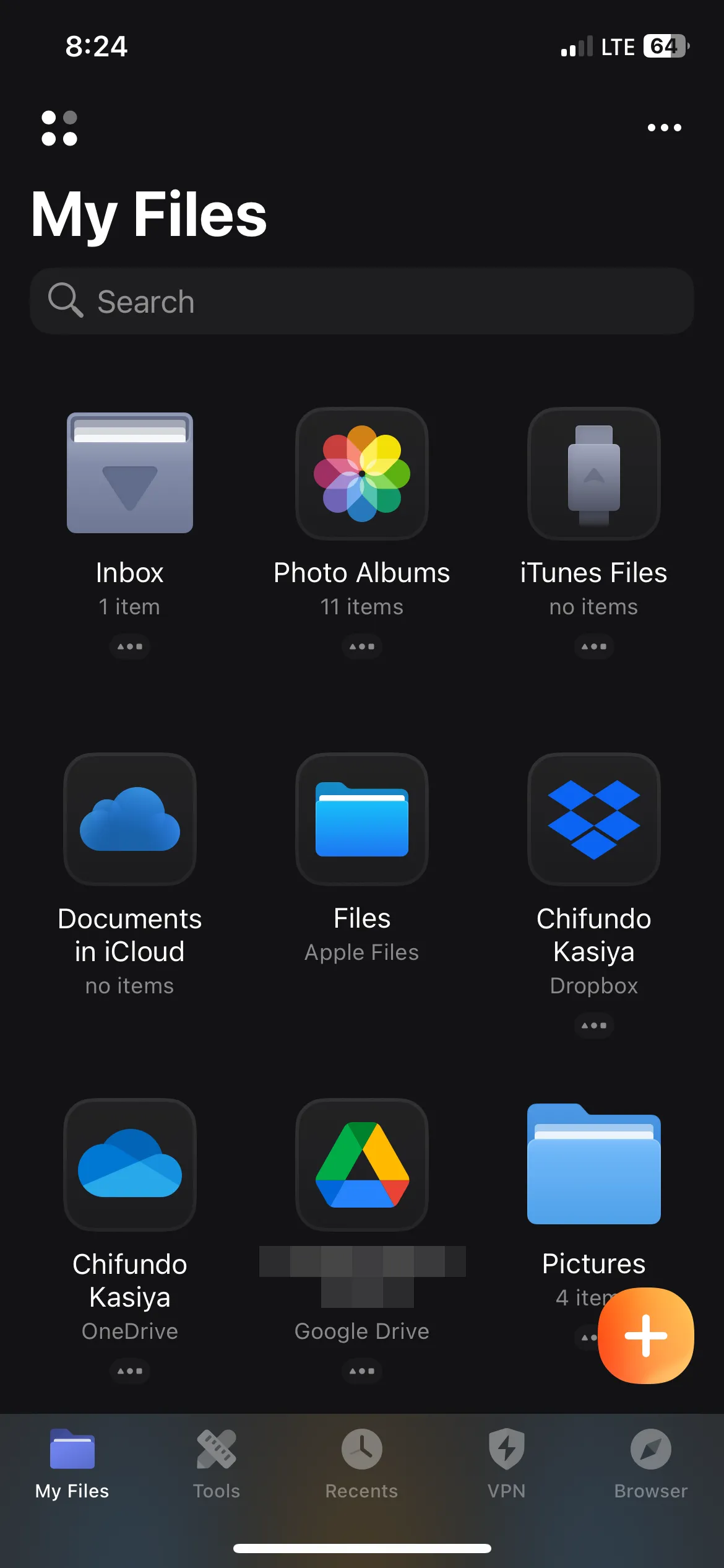 Giao diện so sánh cách ứng dụng Files và Documents trên iPhone quản lý kết nối dịch vụ lưu trữ đám mây, cho thấy Documents hỗ trợ nhiều hơn mà không cần tải thêm ứng dụng.