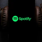 Giao diện Spotify trên điện thoại được kết nối với tai nghe, minh họa khả năng tích hợp nhạc vào Google Maps.