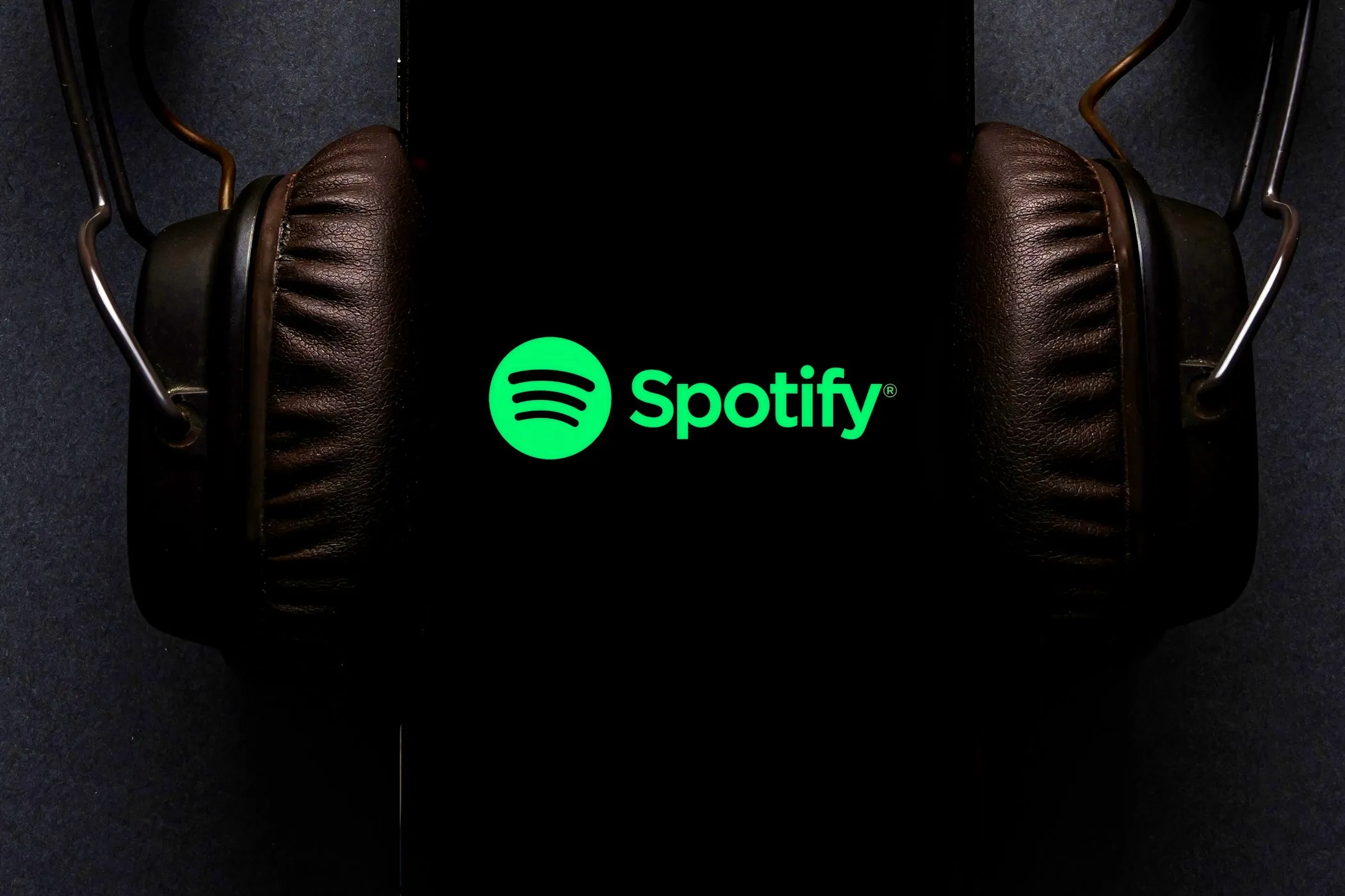 Giao diện Spotify trên điện thoại được kết nối với tai nghe, minh họa khả năng tích hợp nhạc vào Google Maps.