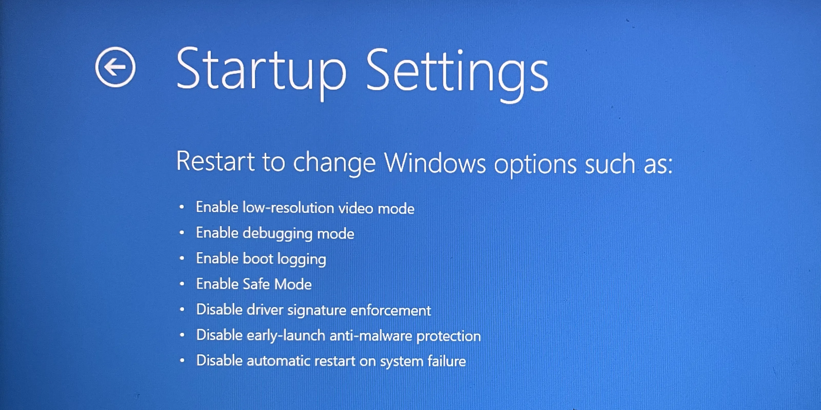 Giao diện Startup Settings trên Windows với danh sách các chế độ khởi động đặc biệt như Safe Mode, Debugging và Low-Resolution Mode.