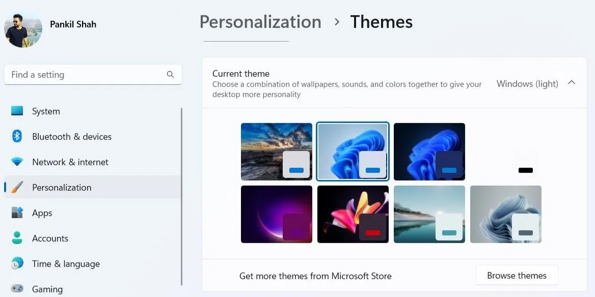 Giao diện thay đổi chủ đề trong cài đặt cá nhân hóa của Windows 11