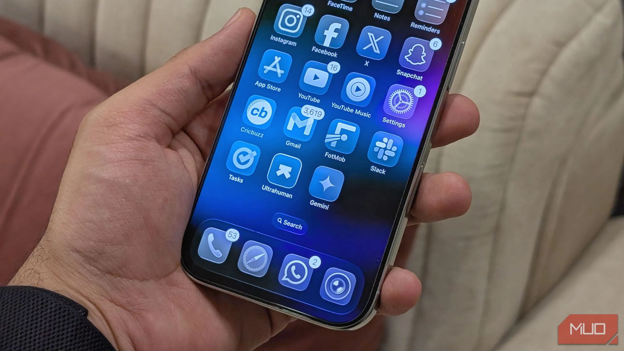 Giao diện thiết kế Liquid Glass của iOS 26 trên màn hình chính iPhone