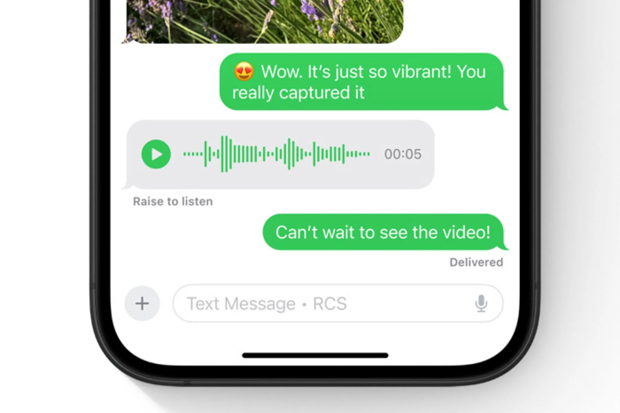 Giao diện tin nhắn RCS hiển thị trên màn hình iPhone, minh họa tính năng nhắn tin đa nền tảng.