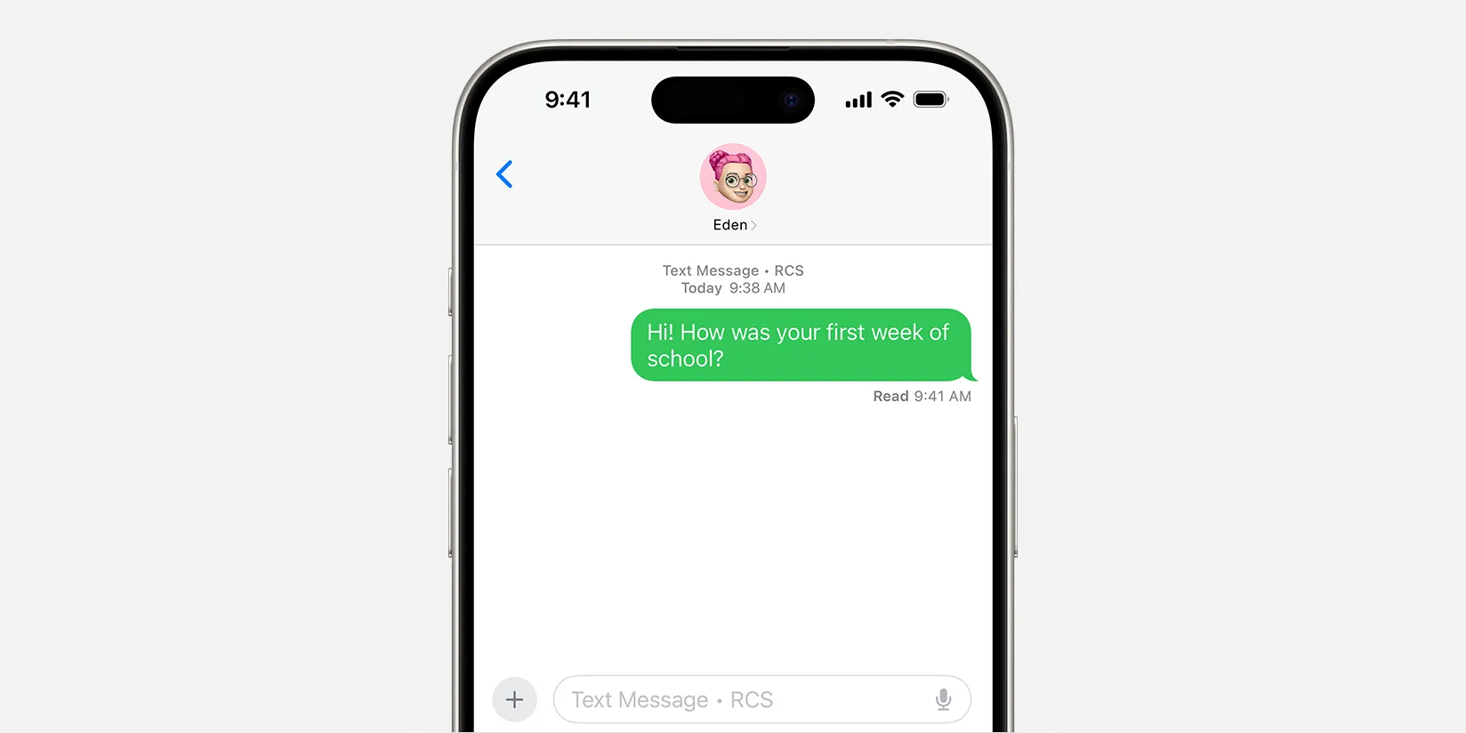 Giao diện tin nhắn RCS với bong bóng màu xanh lá cây trên iPhone 15 chạy iOS 18, minh họa cuộc trò chuyện giữa iPhone và Android