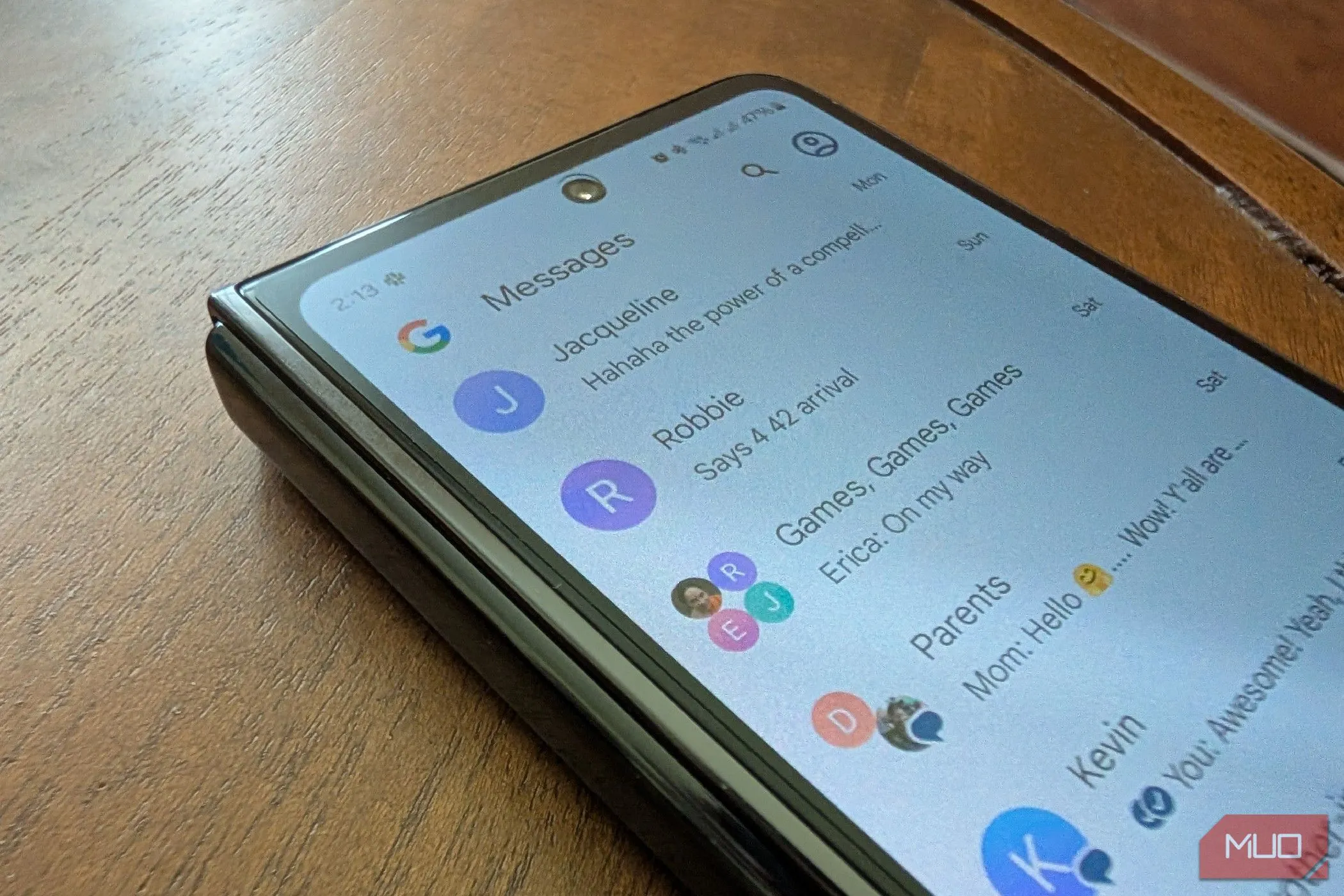 Giao diện tin nhắn trong Google Messages trên Samsung Galaxy Z Fold 5.