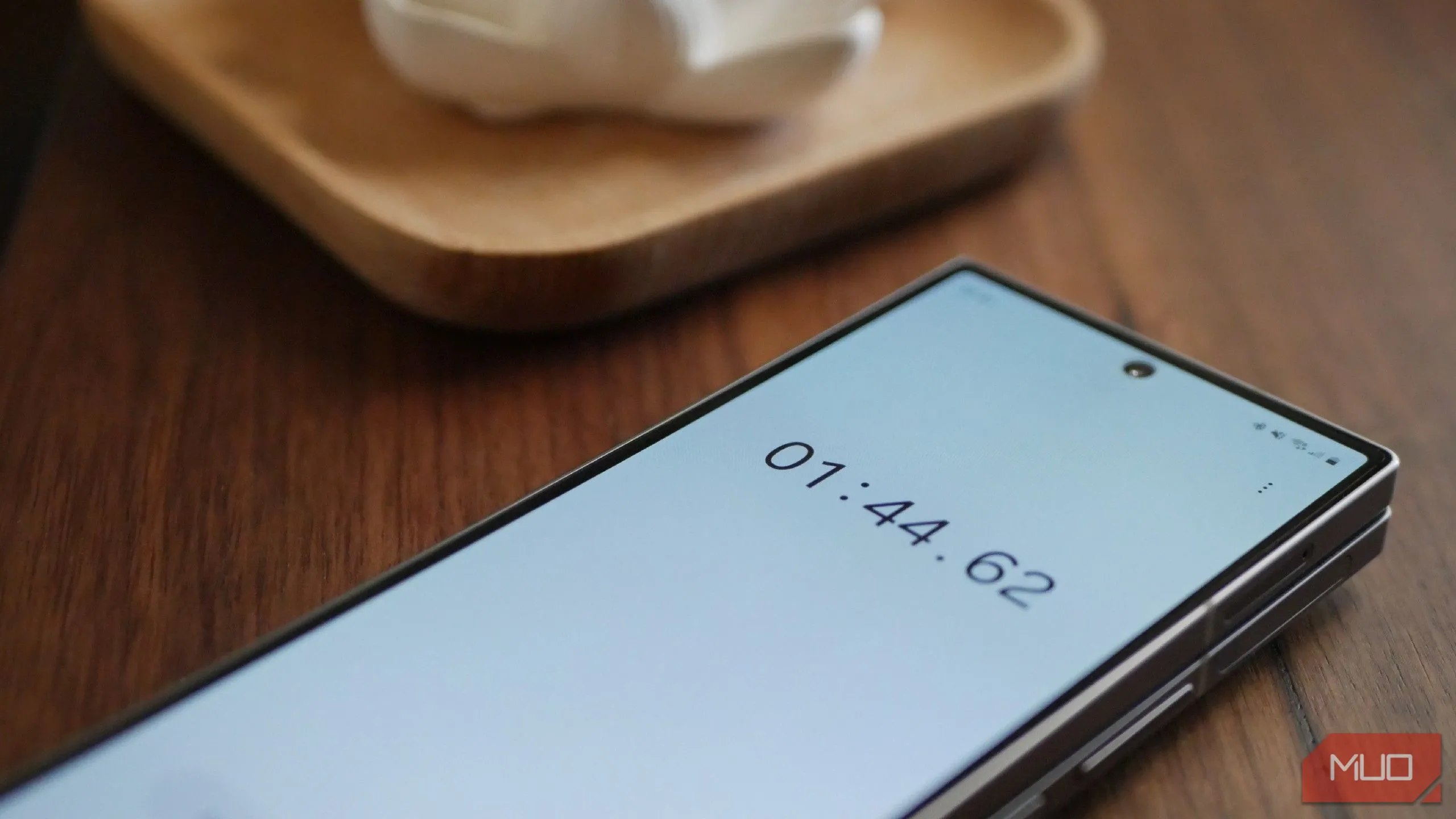 Giao diện tính năng bấm giờ (Stopwatch) của ứng dụng Đồng hồ trên thiết bị Samsung Galaxy Z Fold 6, thể hiện sự tiện lợi khi theo dõi các tác vụ dài.
