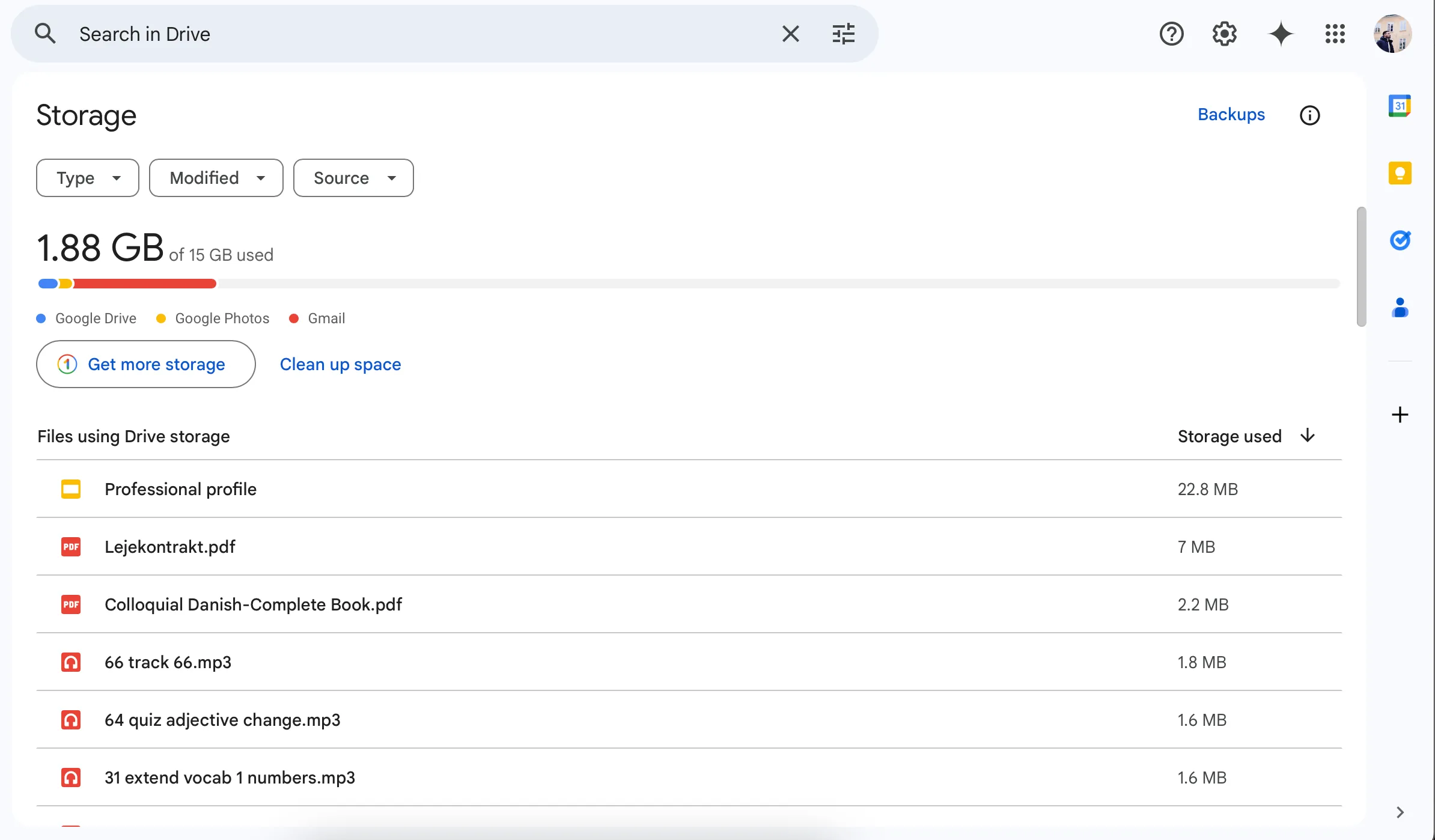Giao diện tính năng 'Dọn dẹp không gian' trong Google Drive, hiển thị các đề xuất file lớn, email có tệp đính kèm và thư rác cần loại bỏ để tối ưu bộ nhớ lưu trữ.