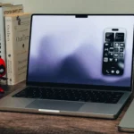 Giao diện tính năng Phản Chiếu iPhone (iPhone Mirroring) hoạt động trên MacBook Pro, thể hiện khả năng điều khiển iPhone từ máy Mac một cách liền mạch.